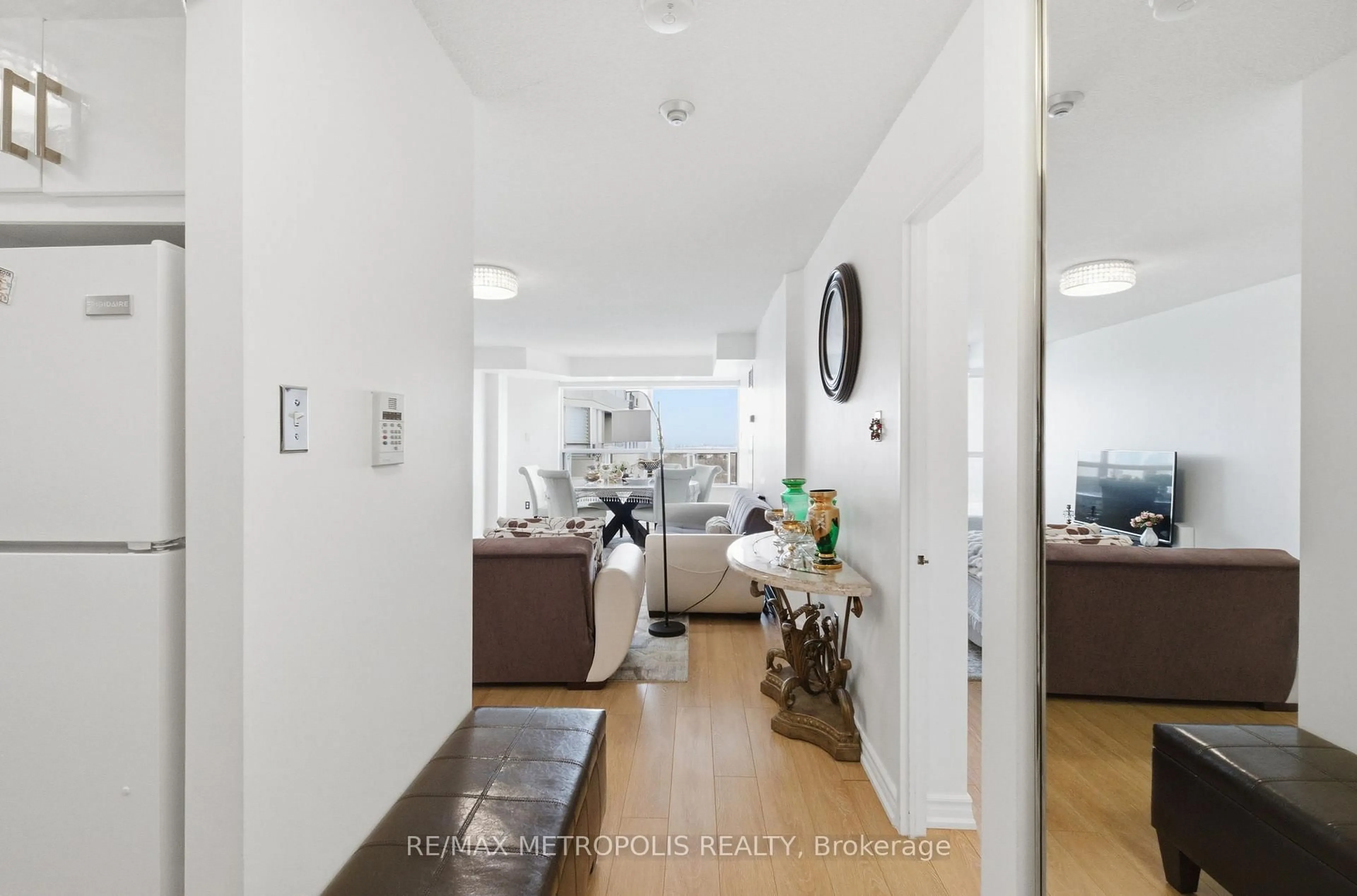 Indoor entryway for 11 Townsgate Dr #1501, Vaughan Ontario L4J 8G4