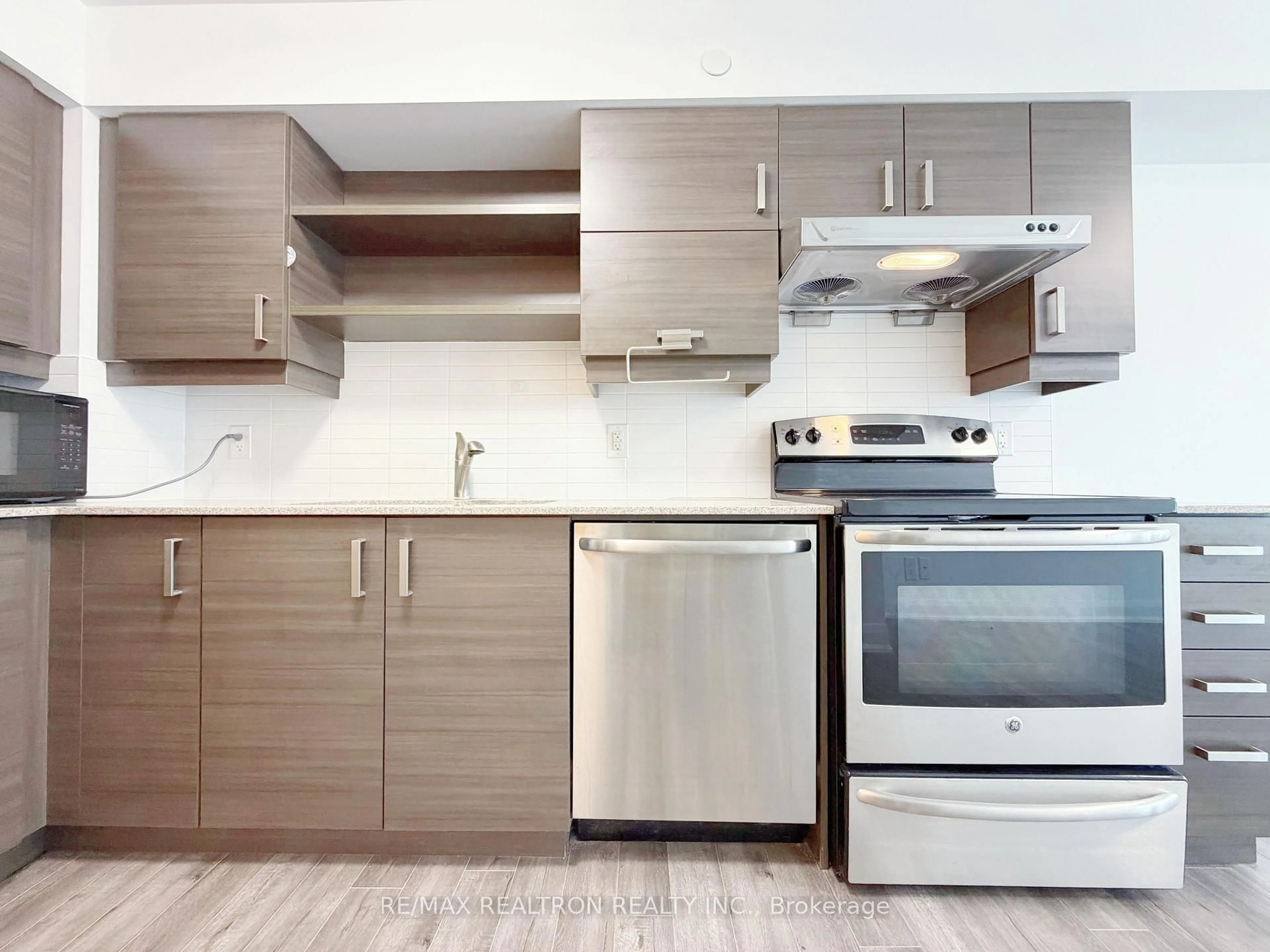 Standard kitchen, wood/laminate floor for 1 Uptown Dr #509, Markham Ontario L3R 5C1