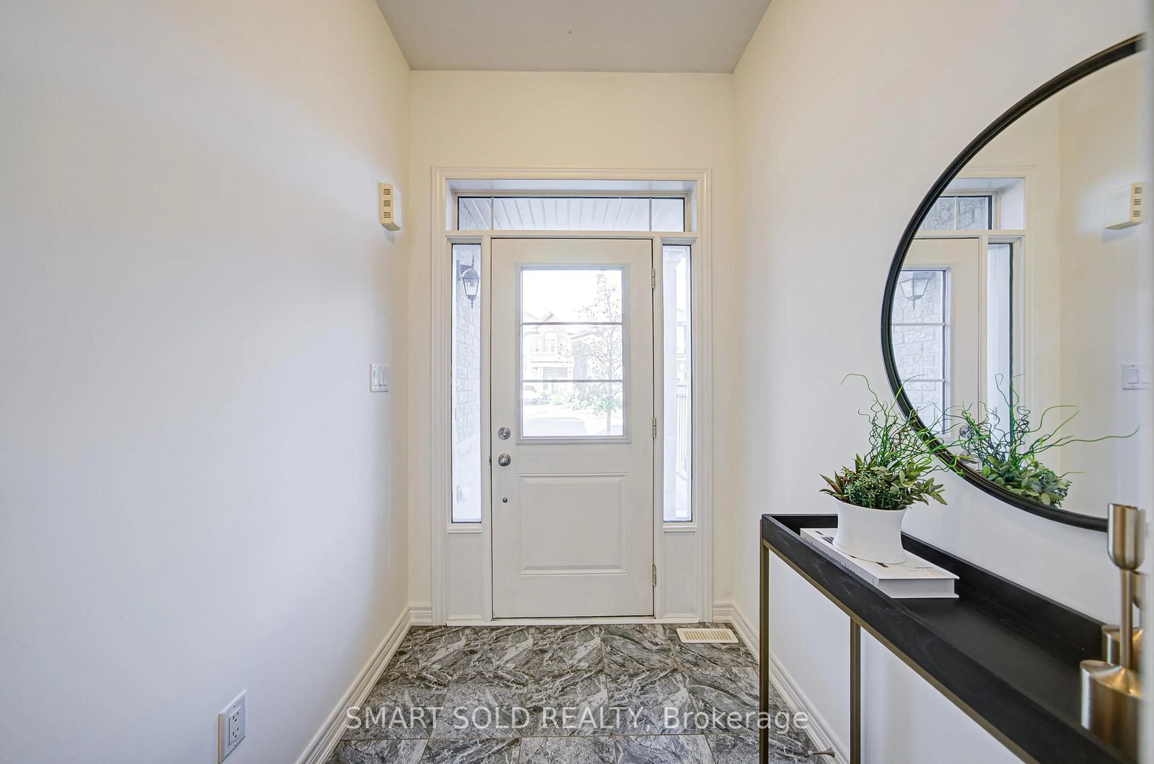 Indoor entryway for 99 Chouinard Way, Aurora Ontario L4G 1B7