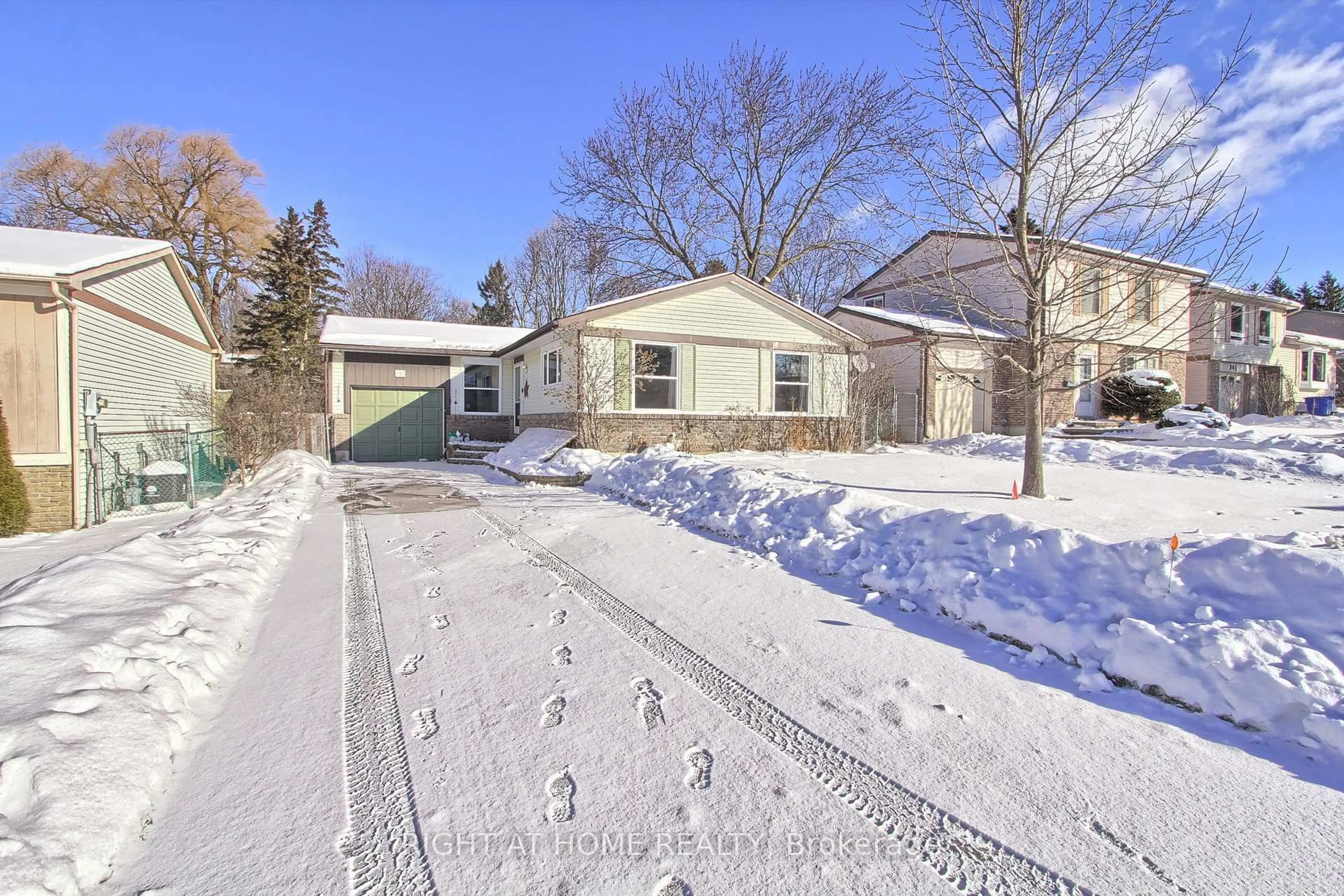 A pic from outside/outdoor area/front of a property/back of a property/a pic from drone, street for 853 Magnolia Ave, Newmarket Ontario L3Y 5H5