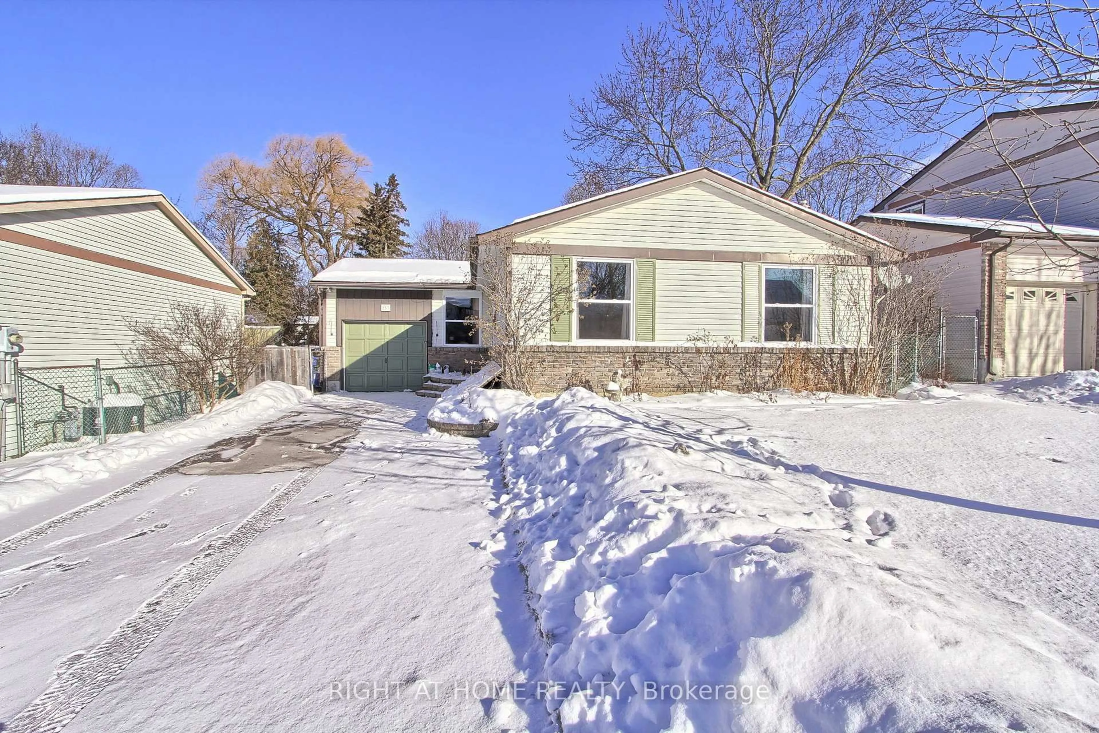 A pic from outside/outdoor area/front of a property/back of a property/a pic from drone, street for 853 Magnolia Ave, Newmarket Ontario L3Y 5H5