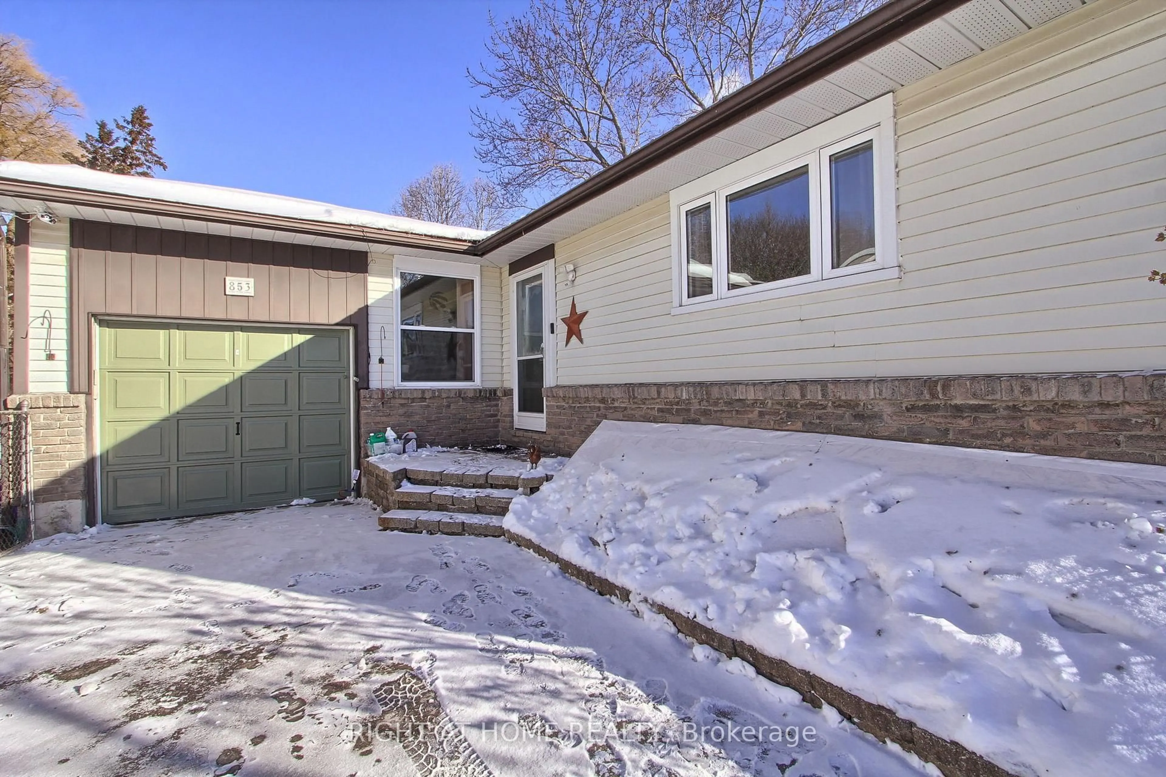 Unknown for 853 Magnolia Ave, Newmarket Ontario L3Y 5H5