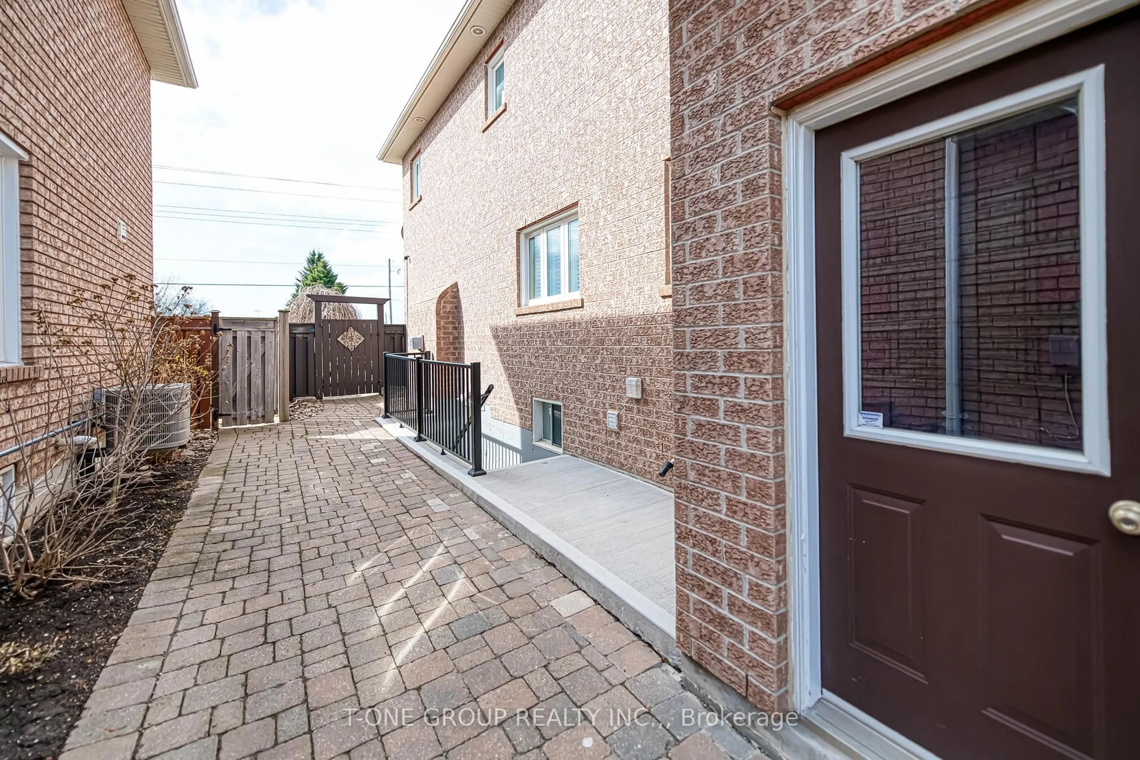 Patio, street for 11 Saint Ave, Bradford West Gwillimbury Ontario L3Z 3E6