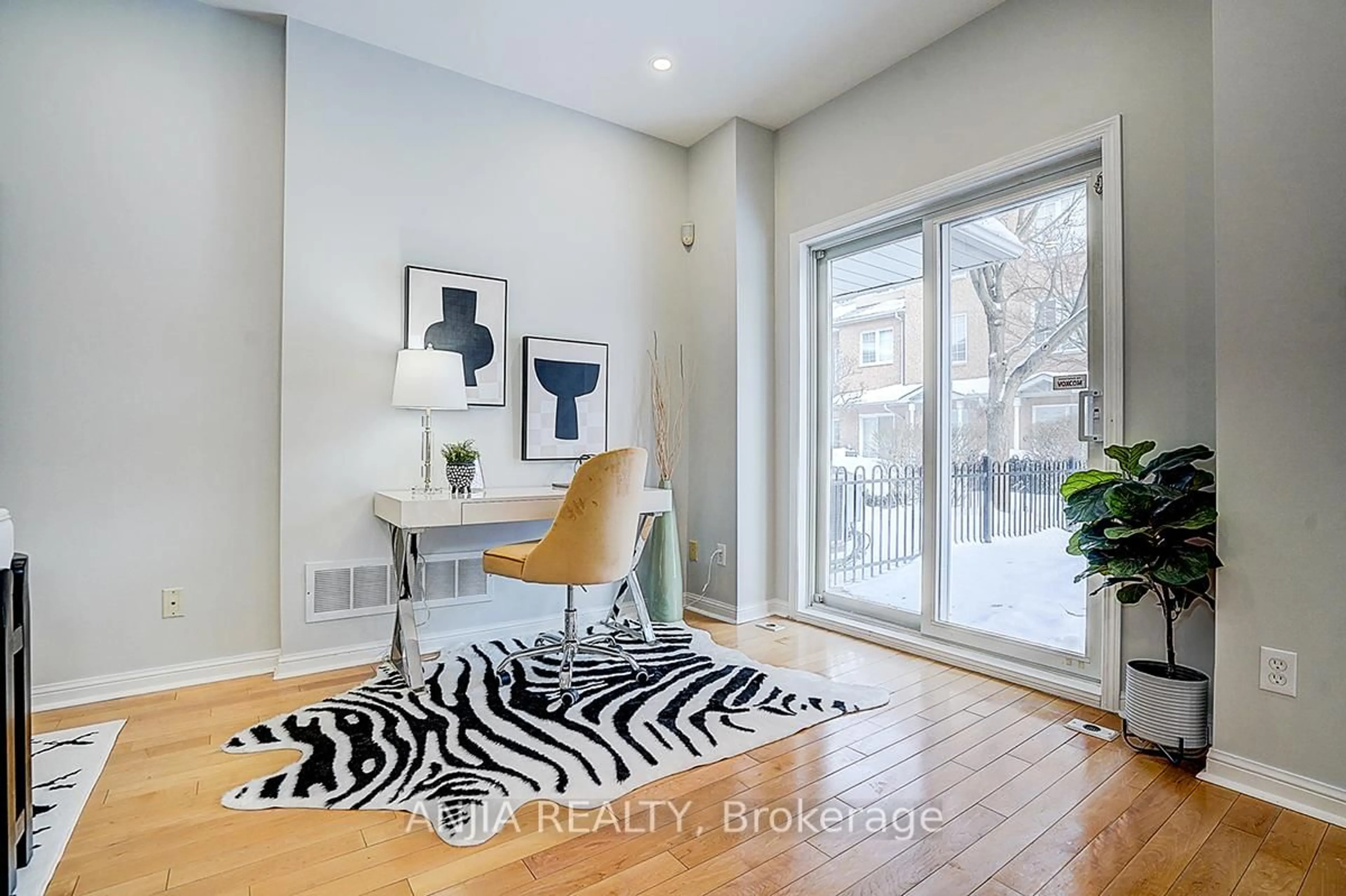 Indoor entryway for 16 St Moritz Way #5, Markham Ontario L3R 4G2