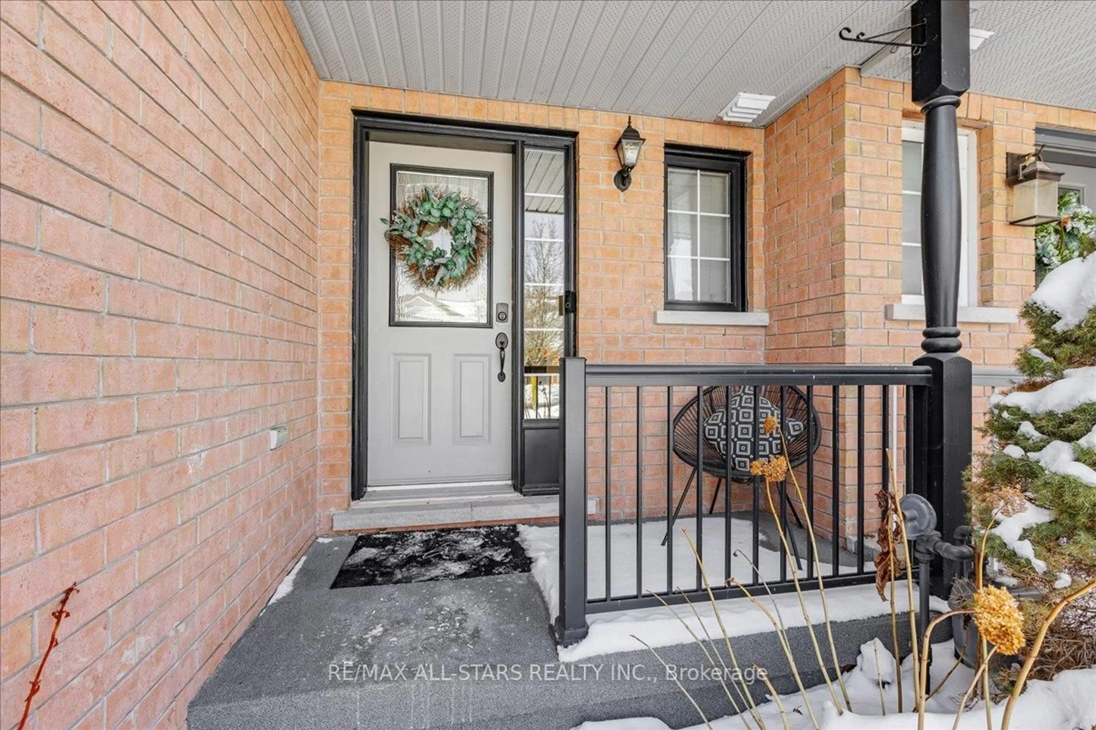 Indoor entryway for 71 Crittenden Dr, Georgina Ontario L4P 4E3