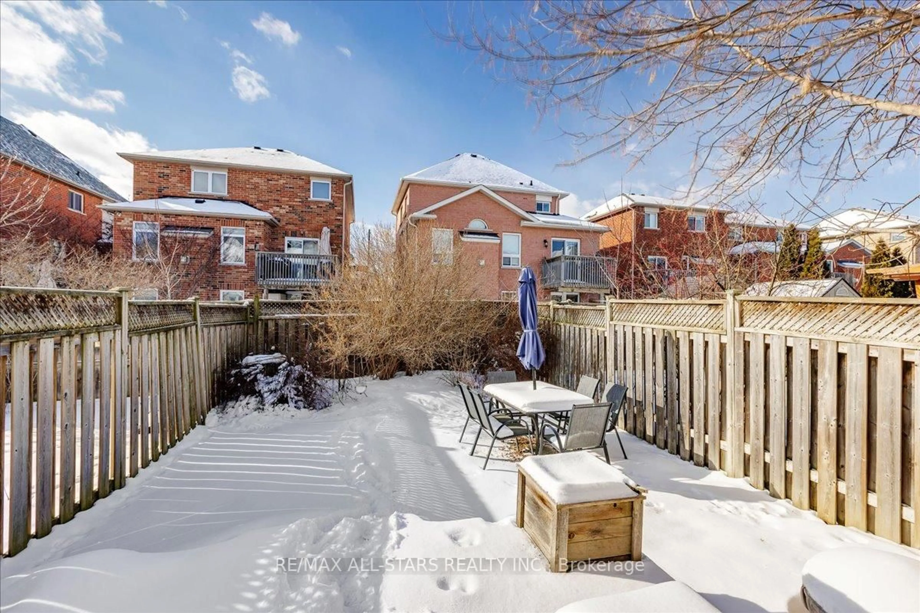 Patio, street for 71 Crittenden Dr, Georgina Ontario L4P 4E3