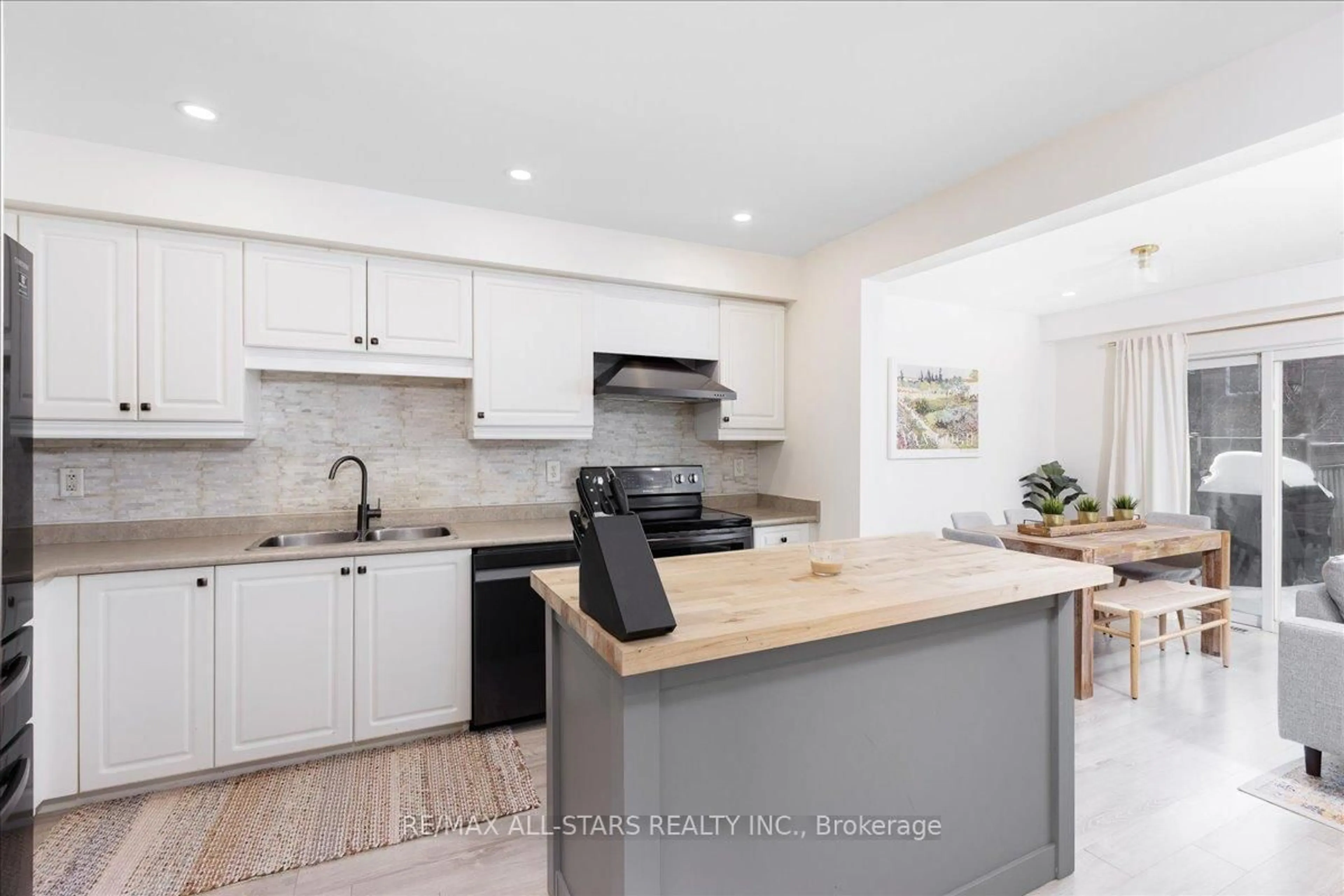 Open concept kitchen, ceramic/tile floor for 71 Crittenden Dr, Georgina Ontario L4P 4E3