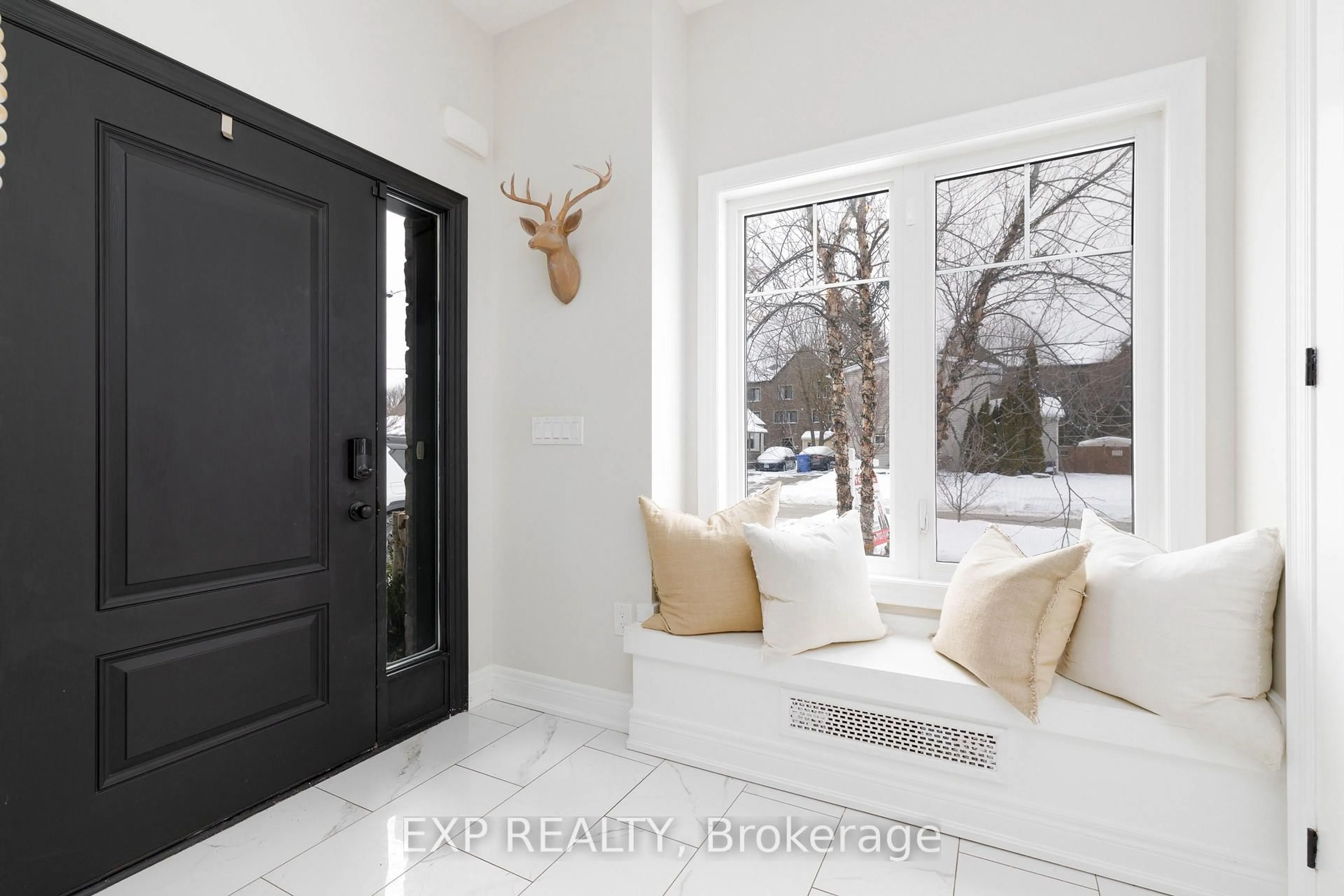 Indoor entryway for 258 Andrew St, Newmarket Ontario L3Y 1H2