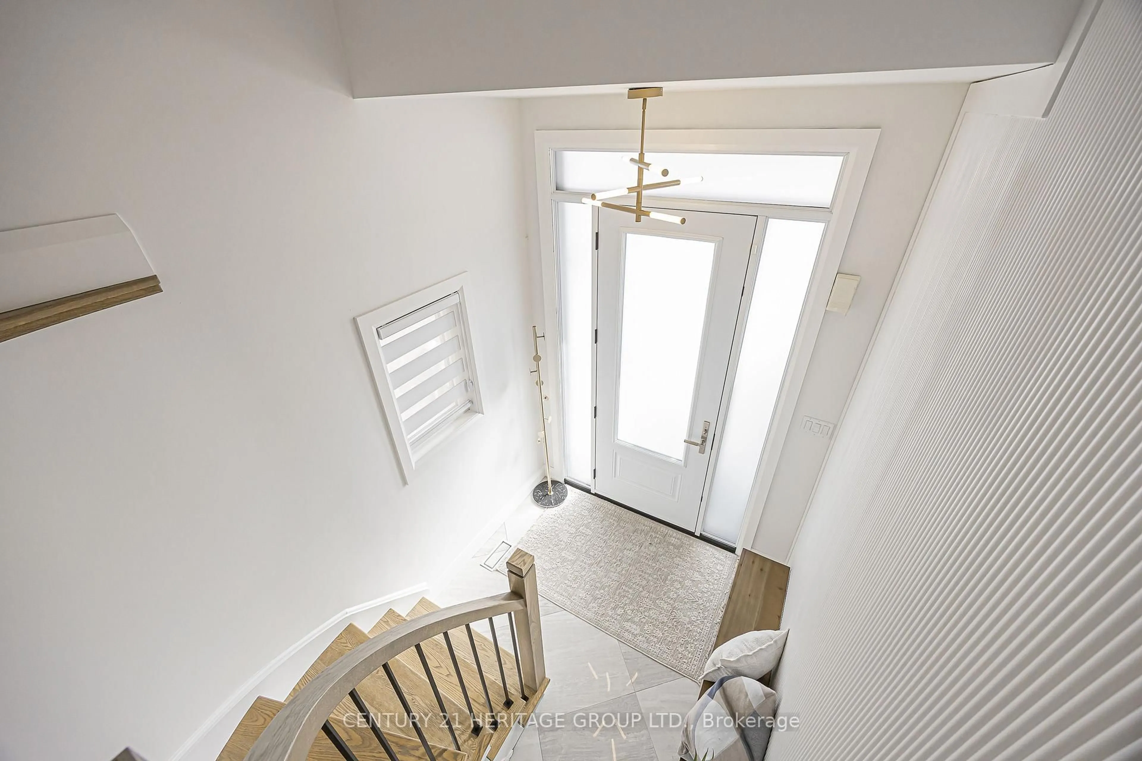 Indoor entryway for 93 Ridge Gate Cres, East Gwillimbury Ontario L0G 1M0