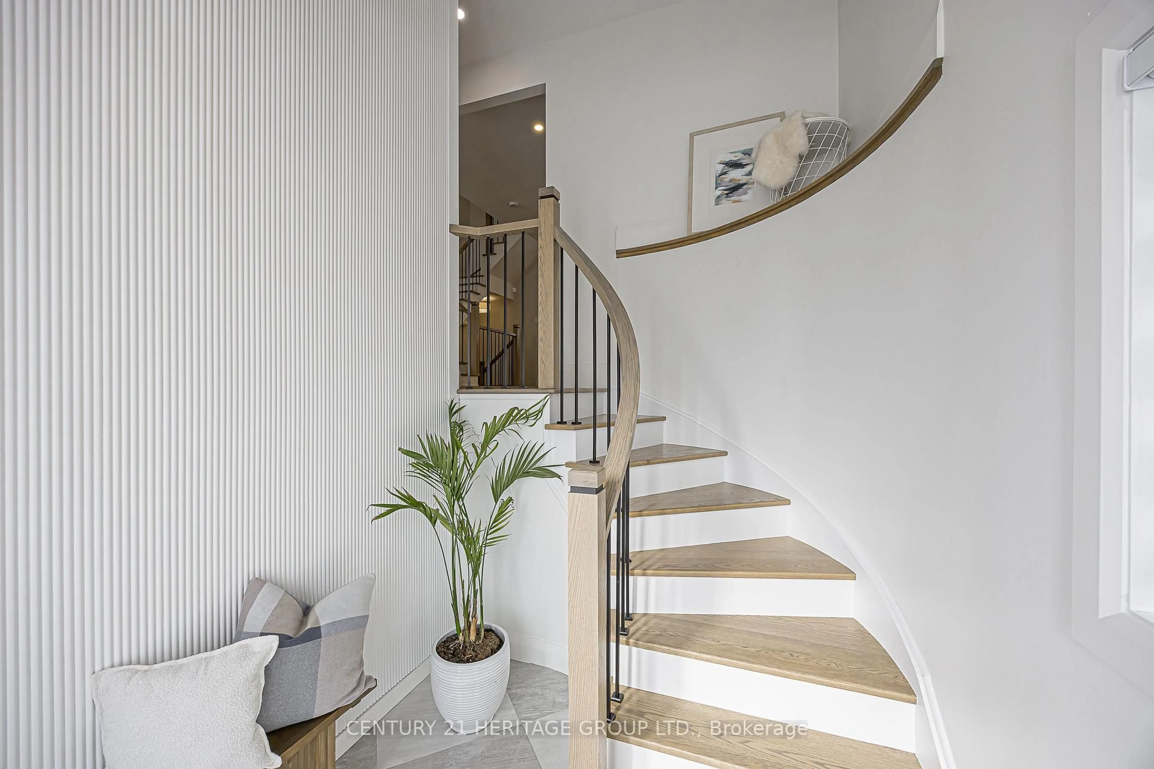 Unknown for 93 Ridge Gate Cres, East Gwillimbury Ontario L0G 1M0