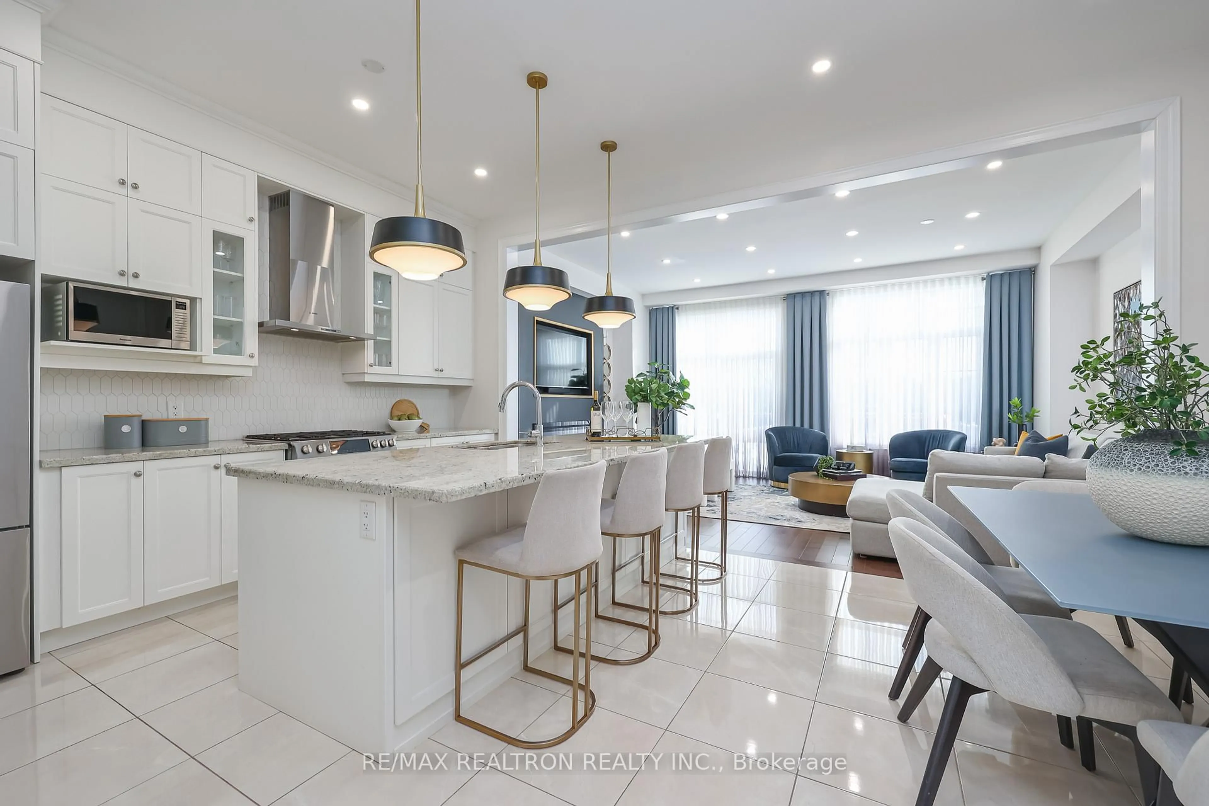Open concept kitchen, ceramic/tile floor for 92 Carrville Woods Circ, Vaughan Ontario L6A 4Z6