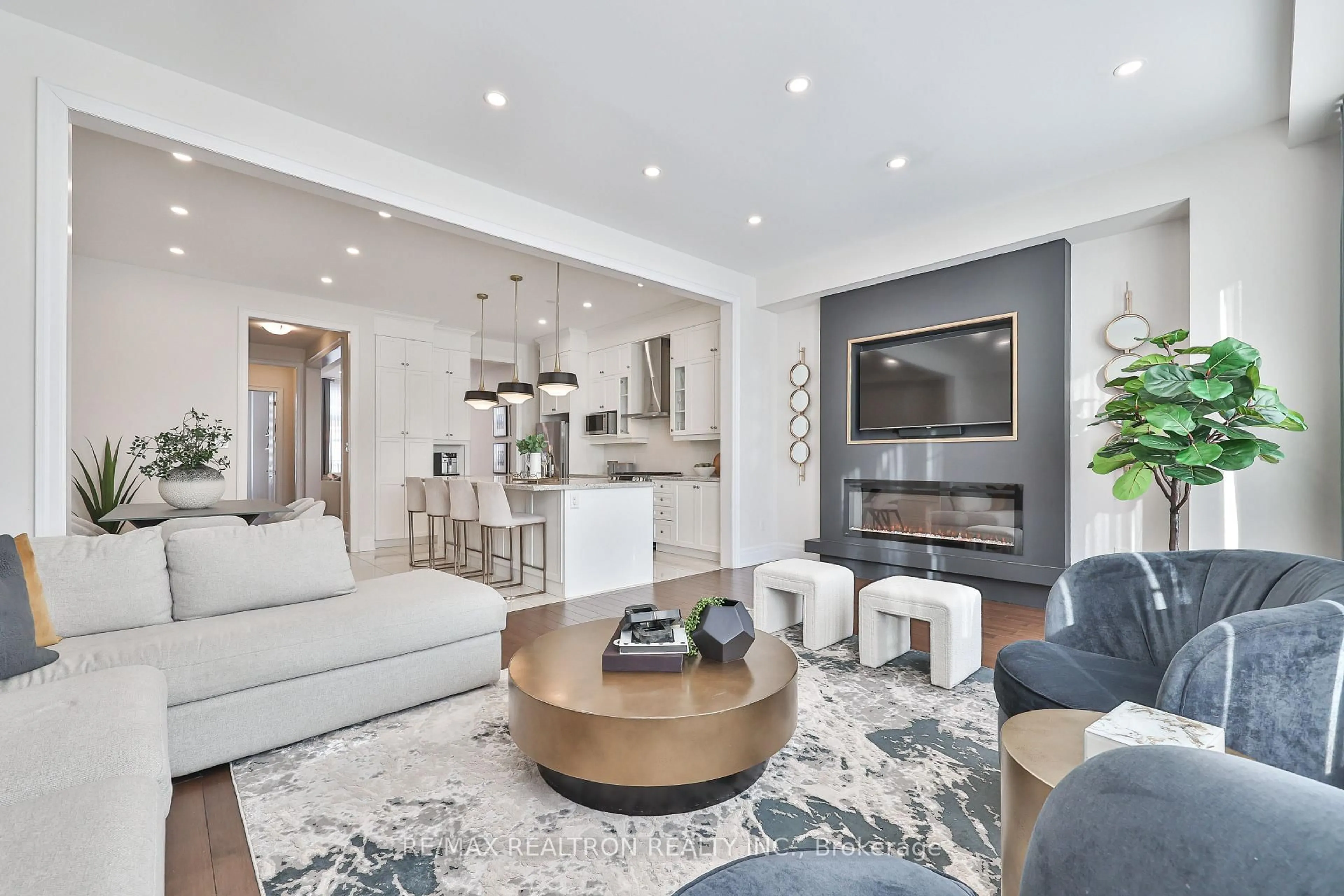 Living room with furniture, unknown for 92 Carrville Woods Circ, Vaughan Ontario L6A 4Z6