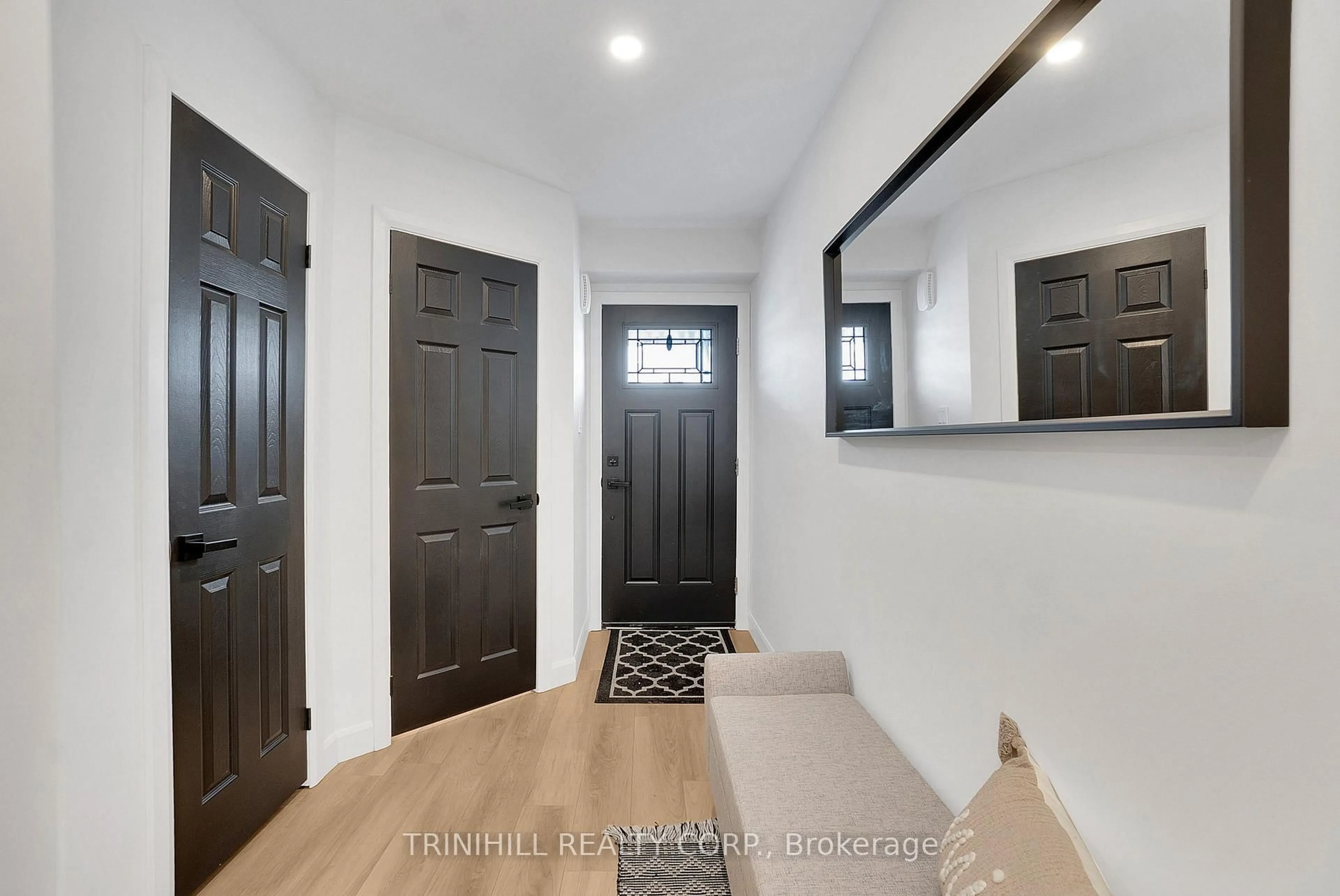 Indoor entryway for 260 Hutchinson Dr, New Tecumseth Ontario L9R 0H1