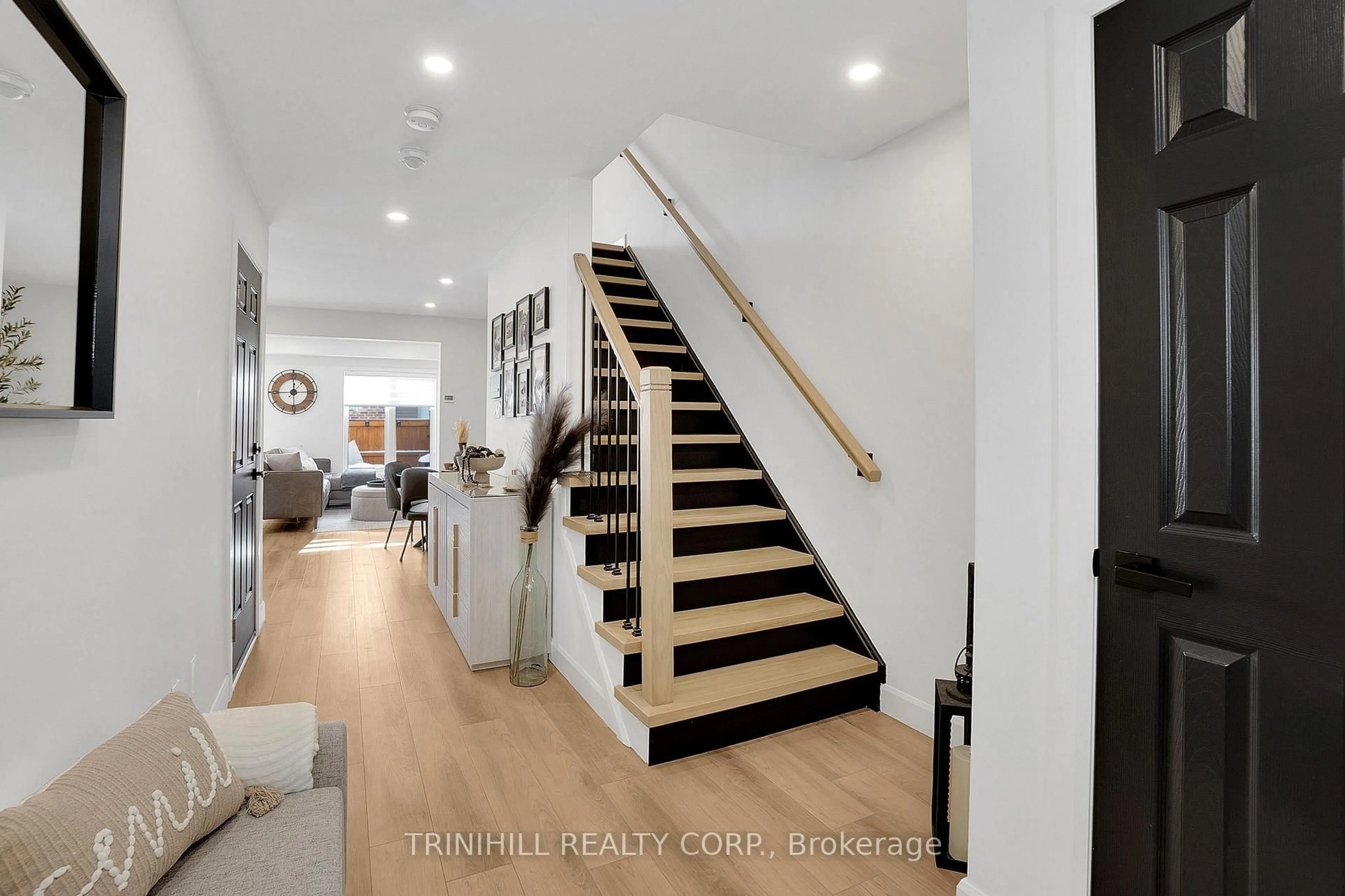 Indoor entryway for 260 Hutchinson Dr, New Tecumseth Ontario L9R 0H1