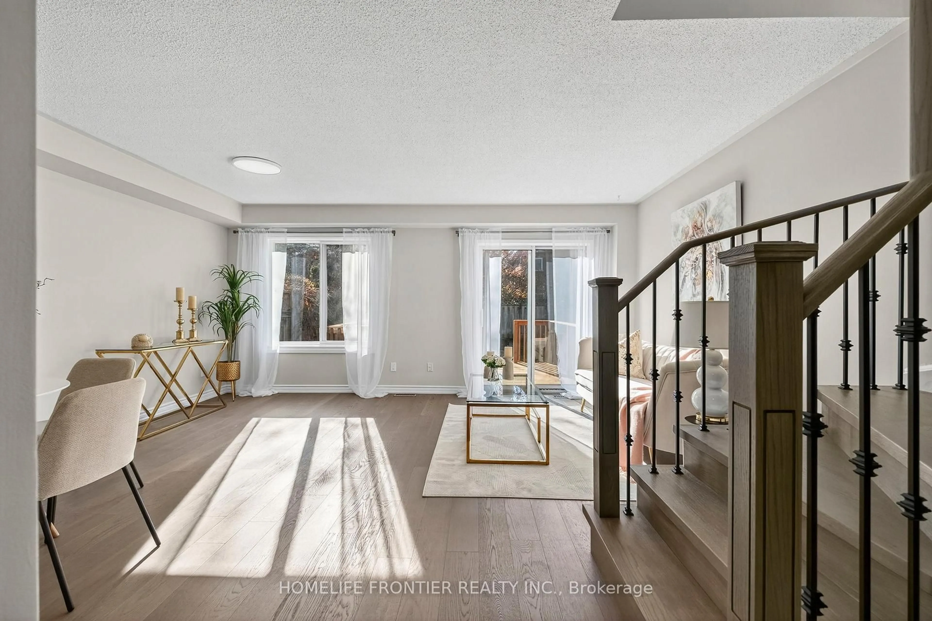 Indoor entryway for 19 Bowler St, Aurora Ontario L4G 7J2