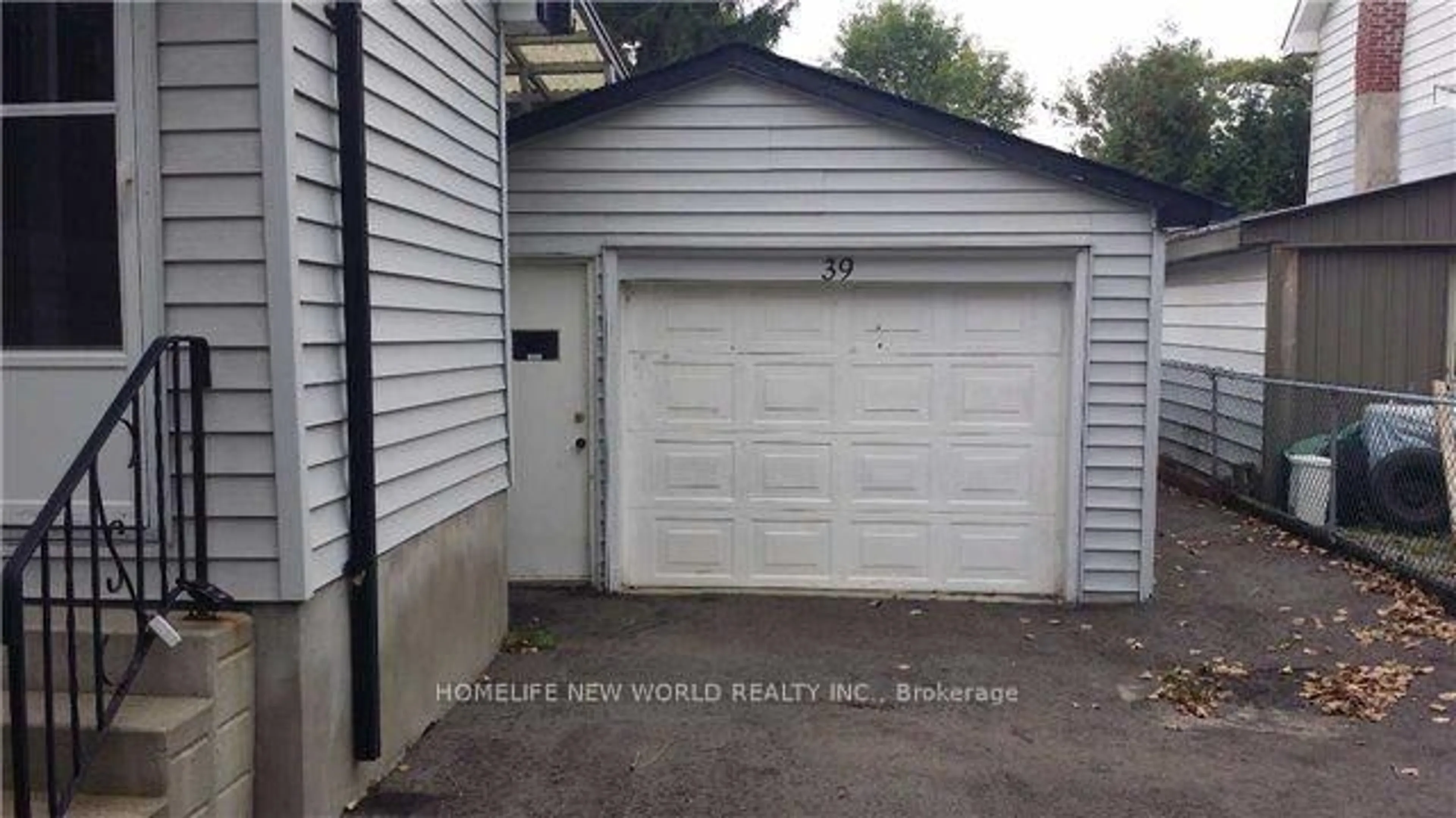 Indoor garage for 39 Windsor Dr, Whitchurch-Stouffville Ontario L4A 7X3
