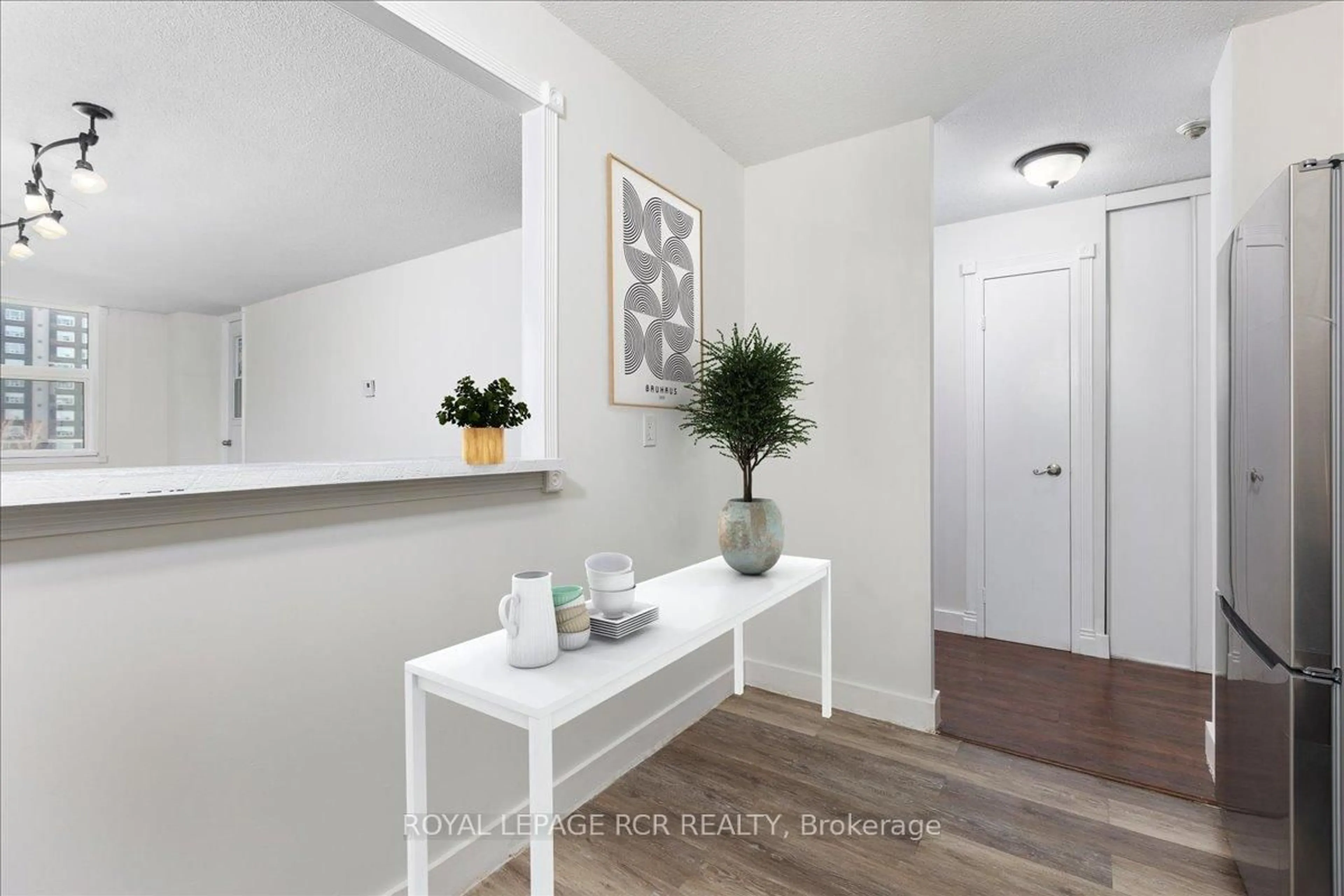 Indoor entryway for 260 Davis Dr #508, Newmarket Ontario L3Y 7C3