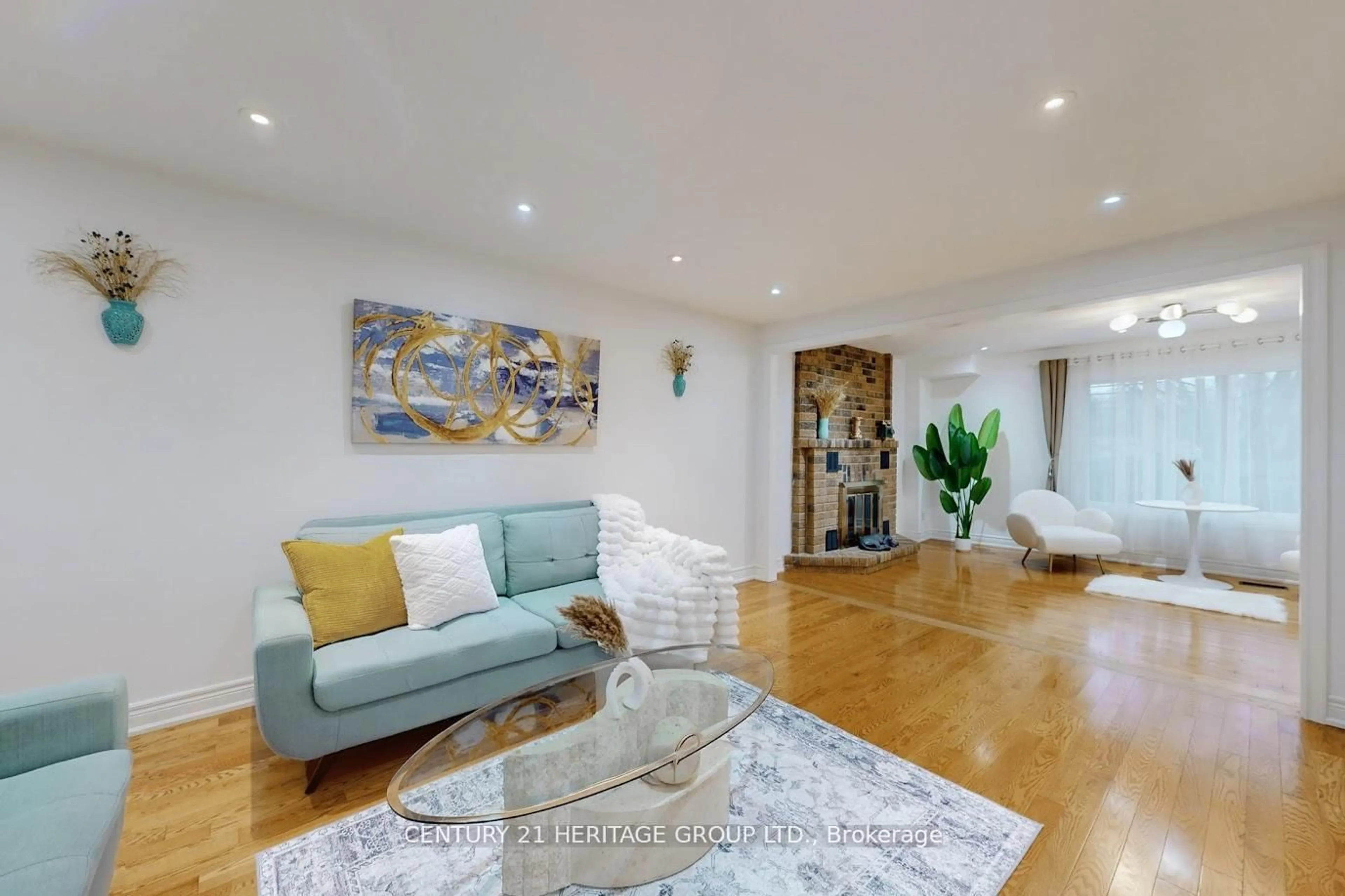 Living room with furniture, unknown for 178 Waratah Ave, Newmarket Ontario L3Y 6R4