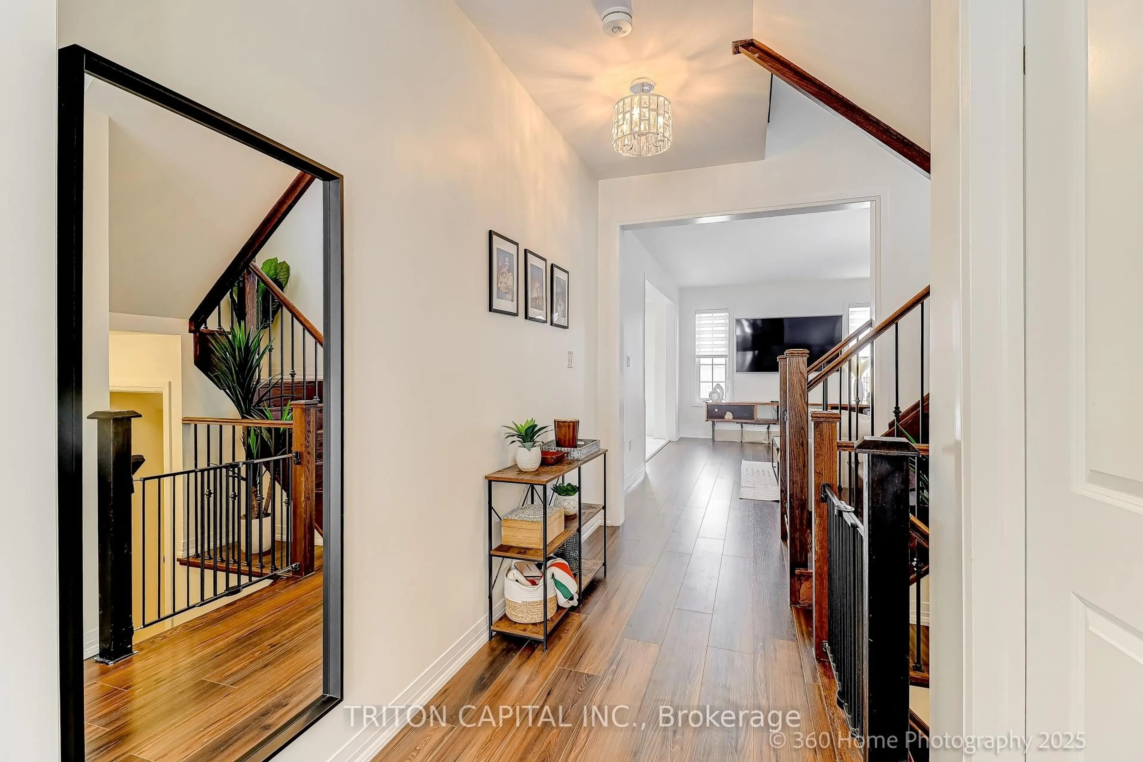 Indoor entryway for 139 Casserley Cres, New Tecumseth Ontario L0G 1W0