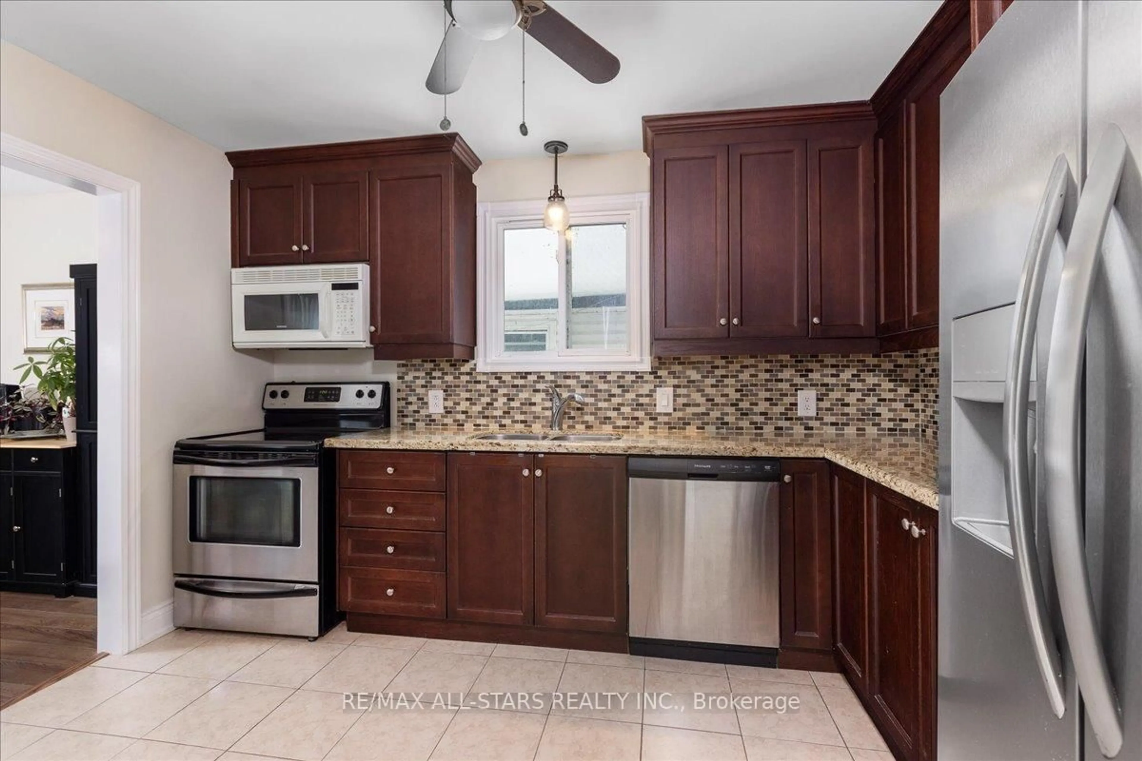 Standard kitchen, ceramic/tile floor for 398 The Queensway Ave, Georgina Ontario L4P 2C5