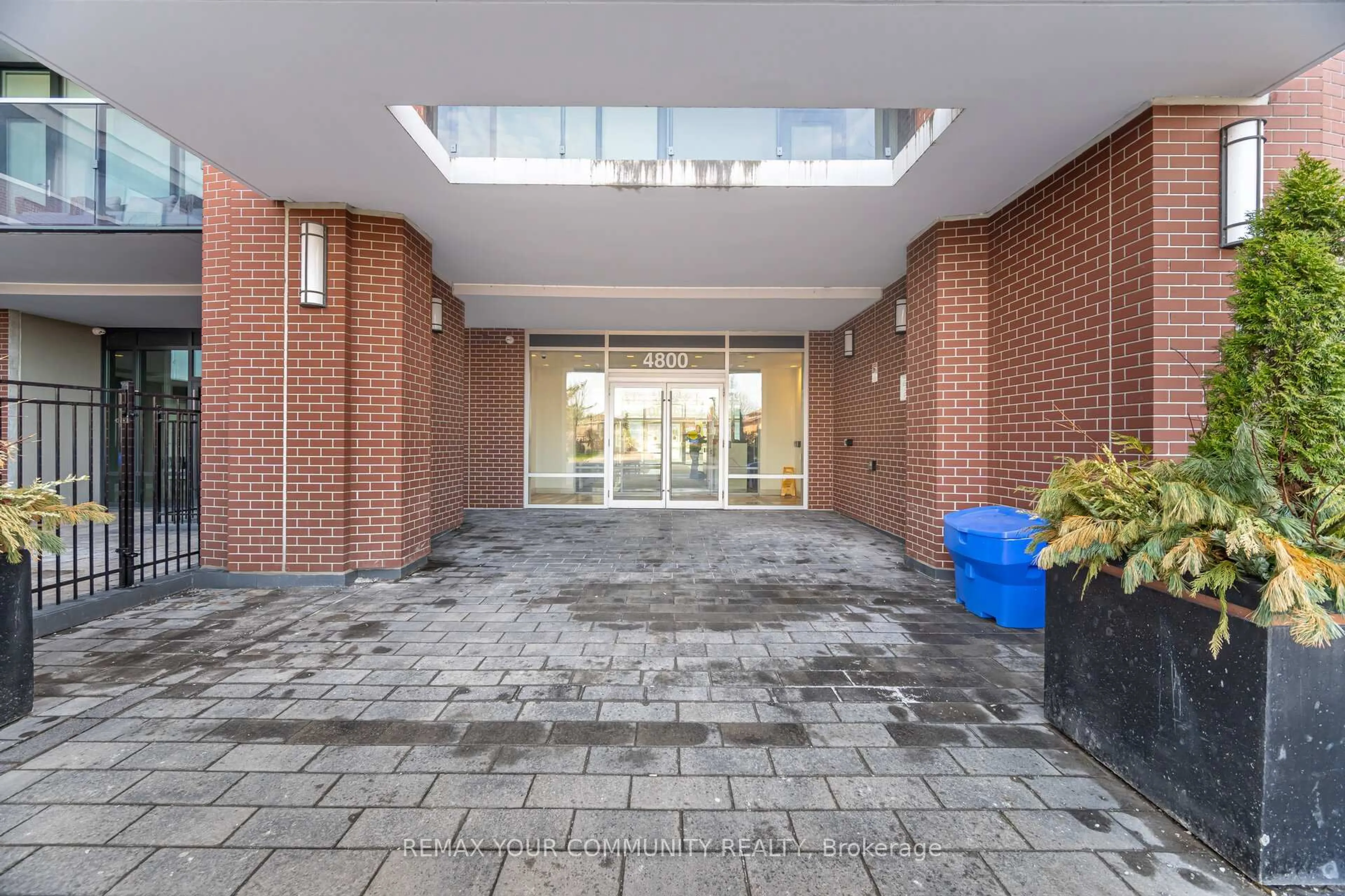 Indoor foyer for 4800 Highway 7 St #105, Vaughan Ontario L4L 1H8