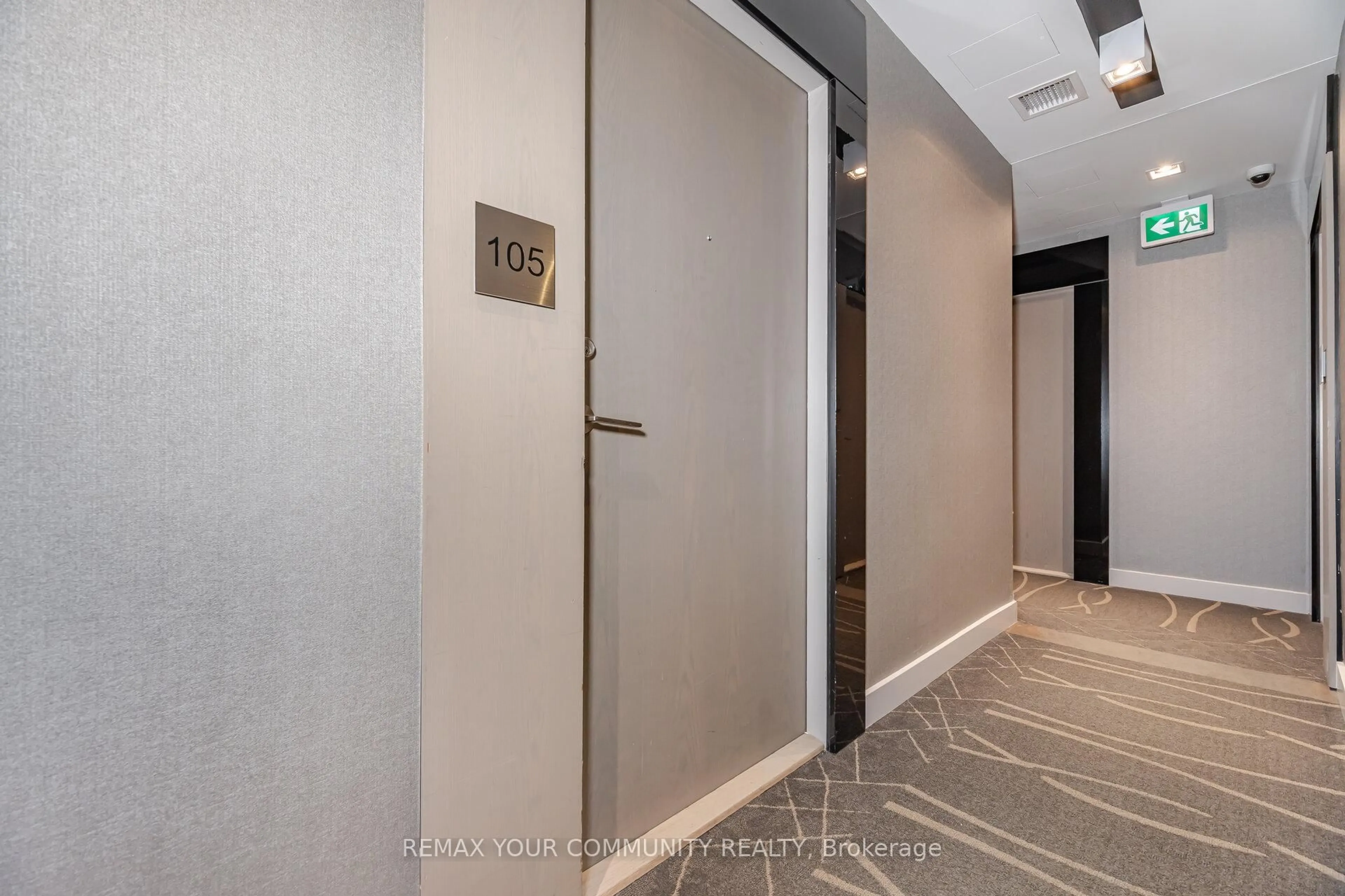 Indoor foyer for 4800 Highway 7 St #105, Vaughan Ontario L4L 1H8