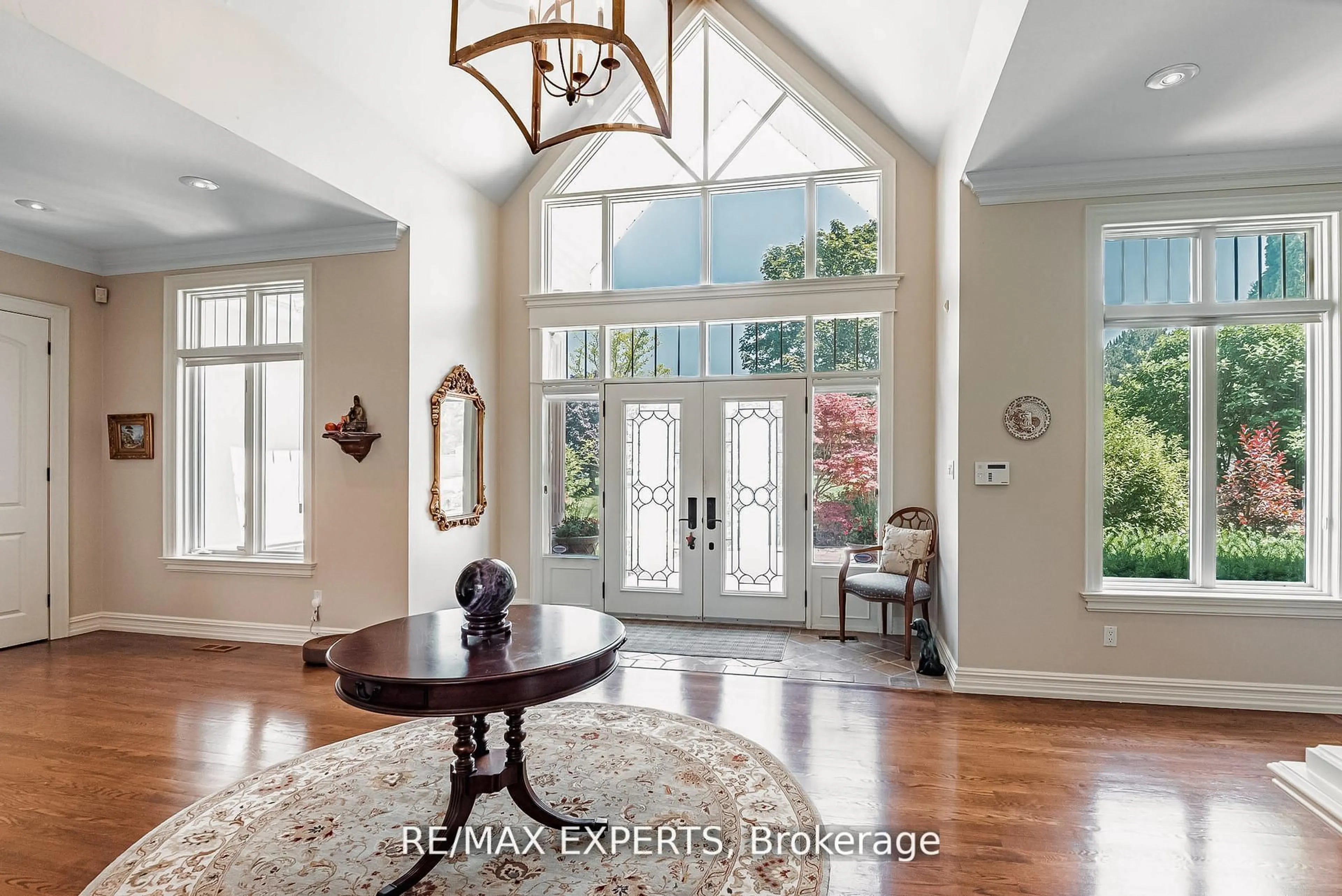 Indoor entryway for 8 Alm Crt, Aurora Ontario L4G 6W7