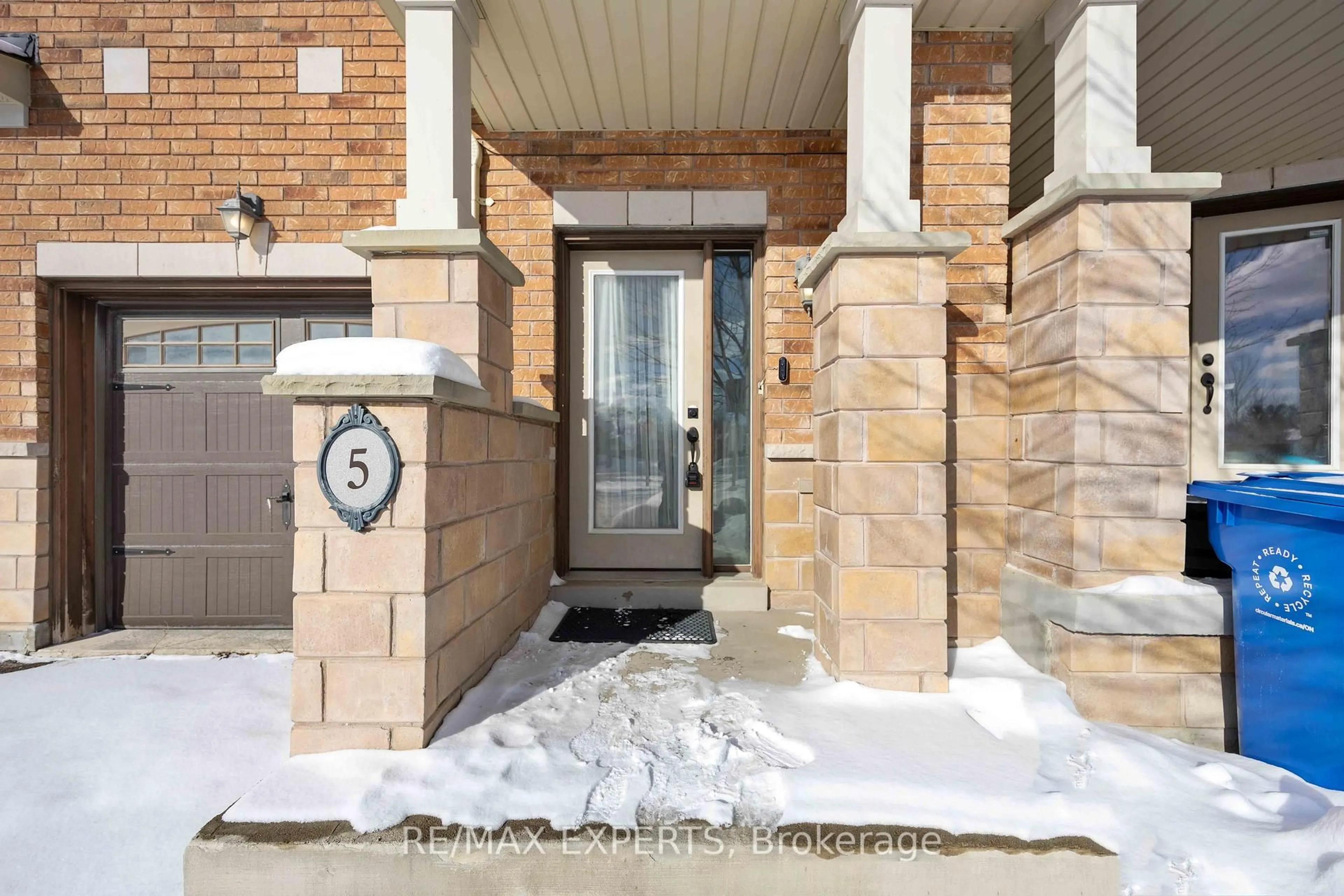 Indoor entryway for 5 Lodestone Lane, Whitchurch-Stouffville Ontario L4A 0W6