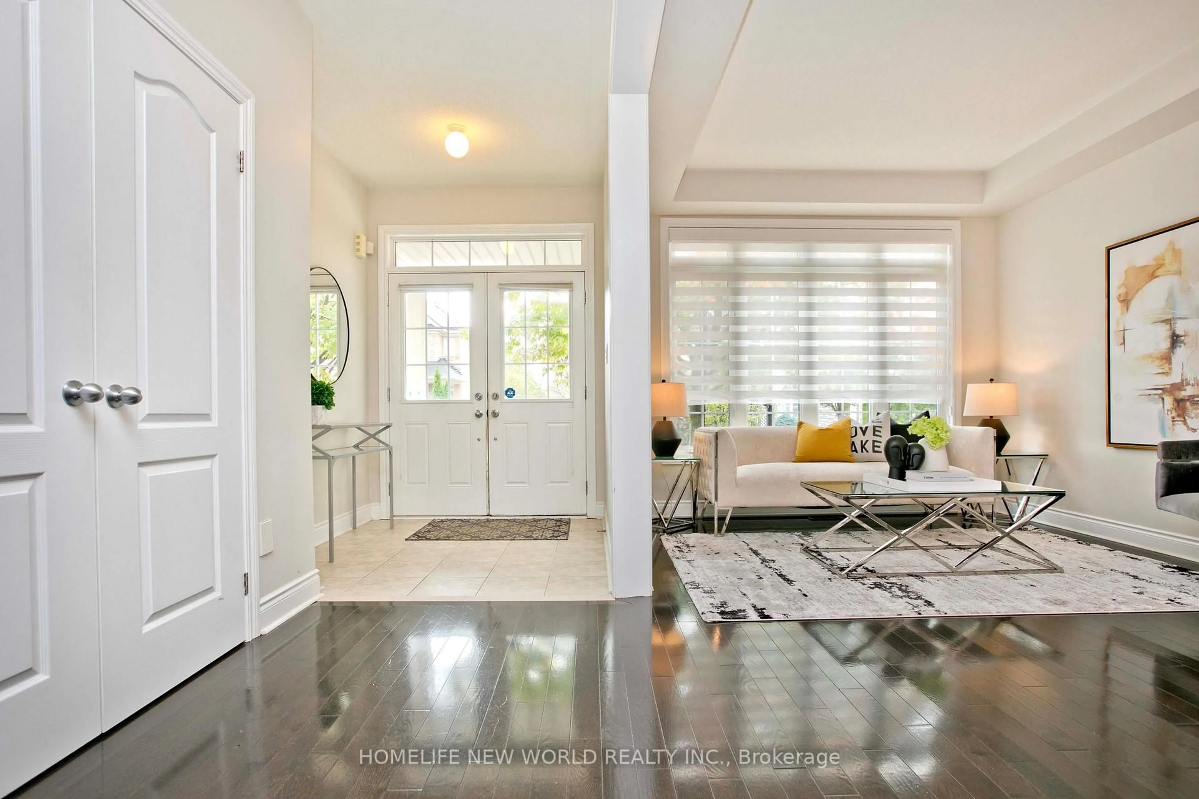 Indoor entryway for 1015 Ralston Cres, Newmarket Ontario L3X 3H8