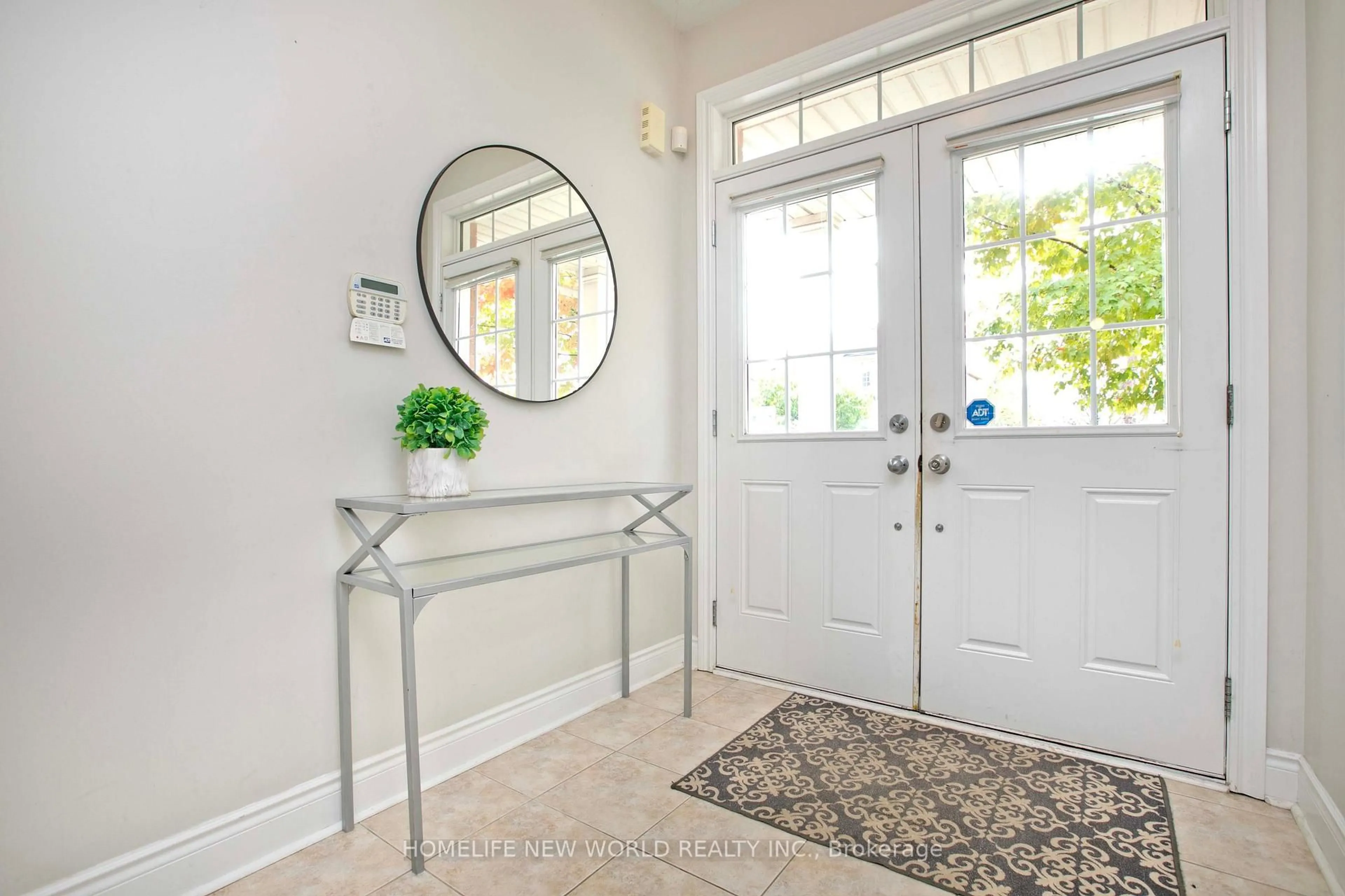 Indoor entryway for 1015 Ralston Cres, Newmarket Ontario L3X 3H8