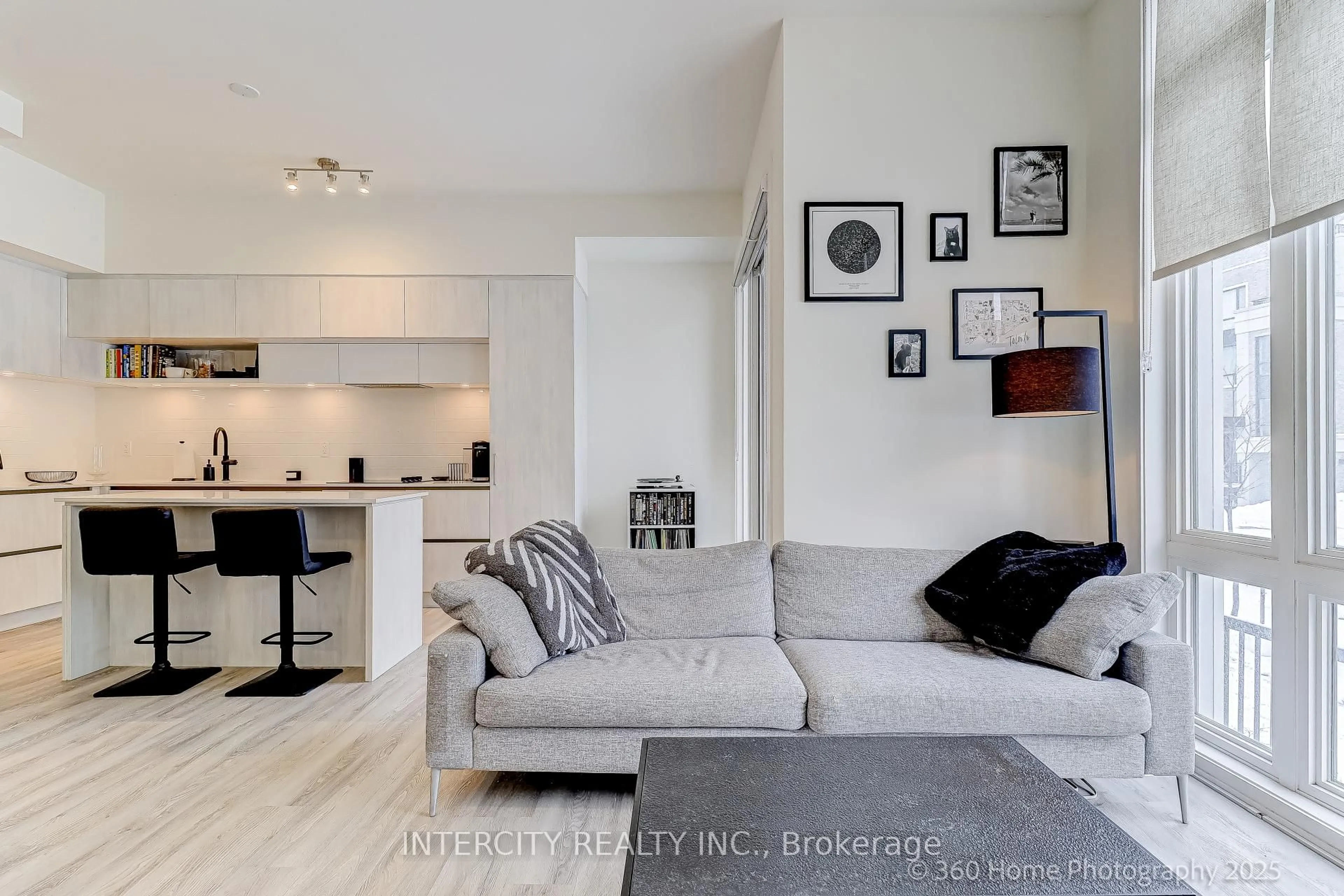 Living room with furniture, unknown for 11 David Eyer Rd #1505, Richmond Hill Ontario L4S 1M4