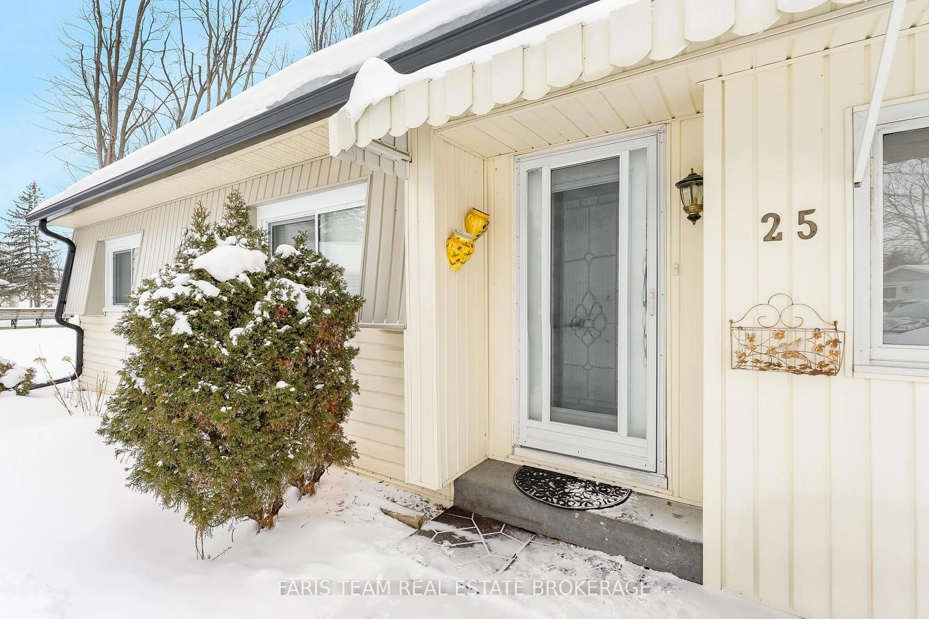Indoor entryway for 25 Recreation Dr, Innisfil Ontario L9S 1N5