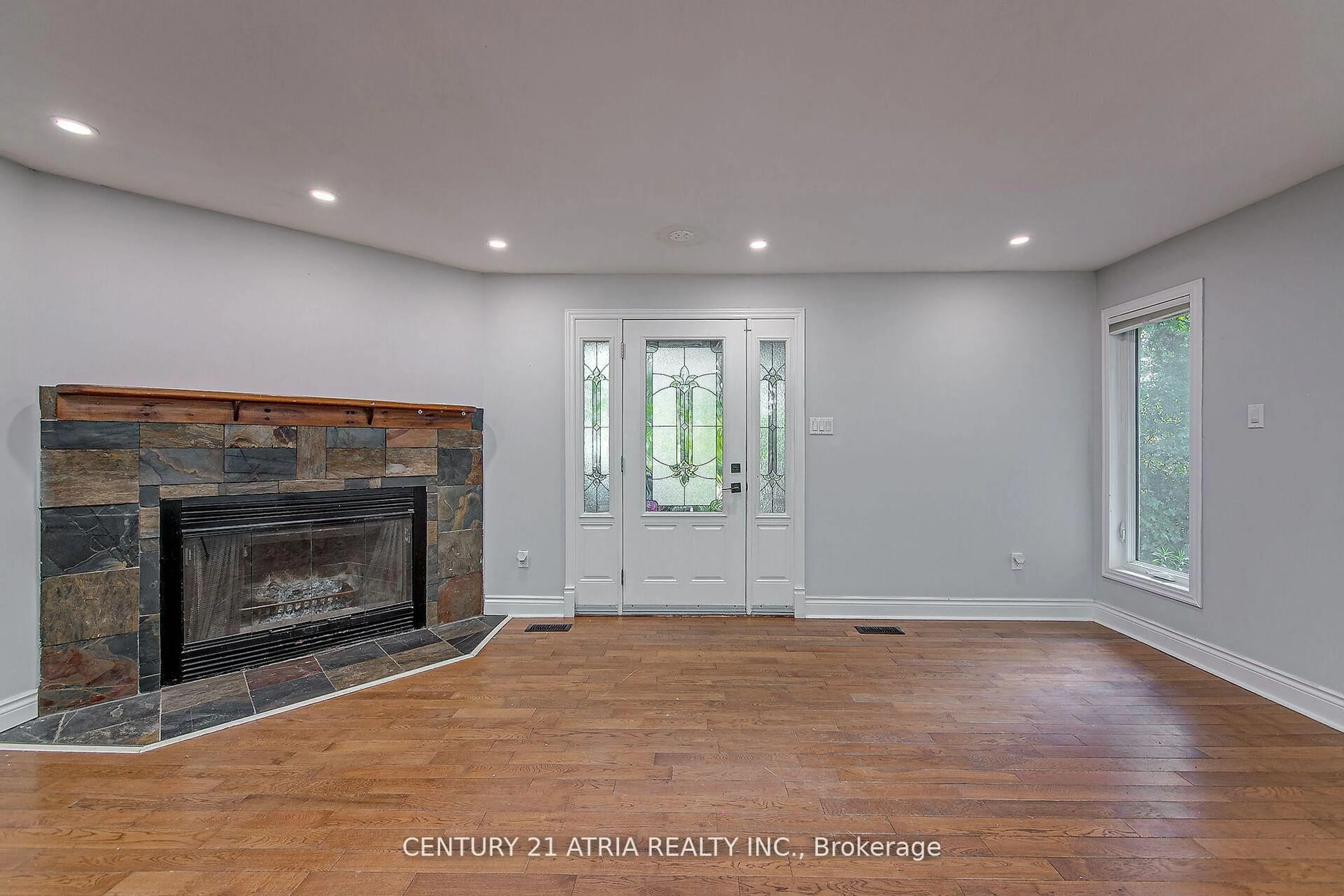 Indoor entryway for 2070 St. Paul Rd, Innisfil Ontario L9S 1V2