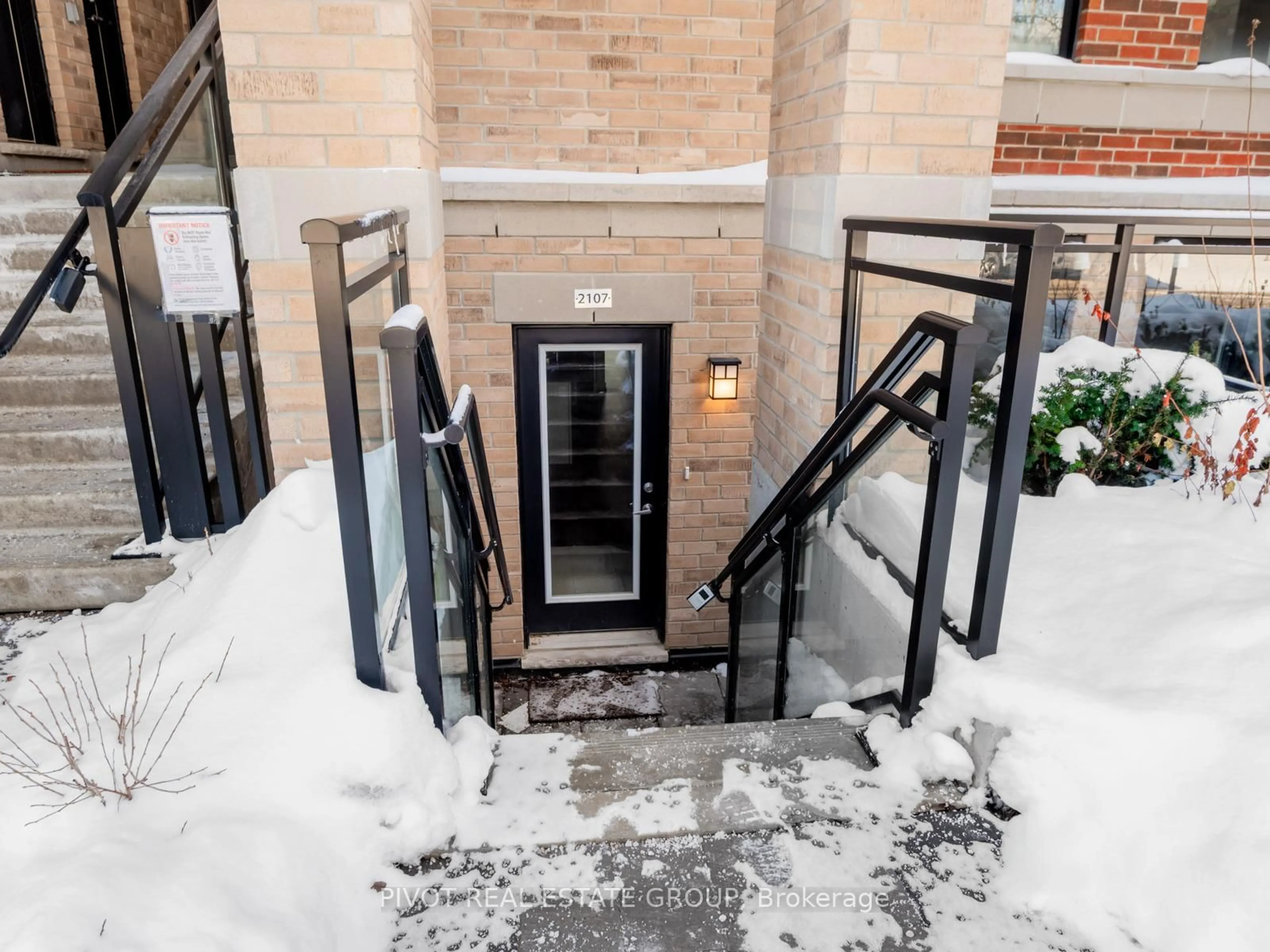 Indoor foyer for 60 Elizabeth St #2107, Richmond Hill Ontario L4C 5W2