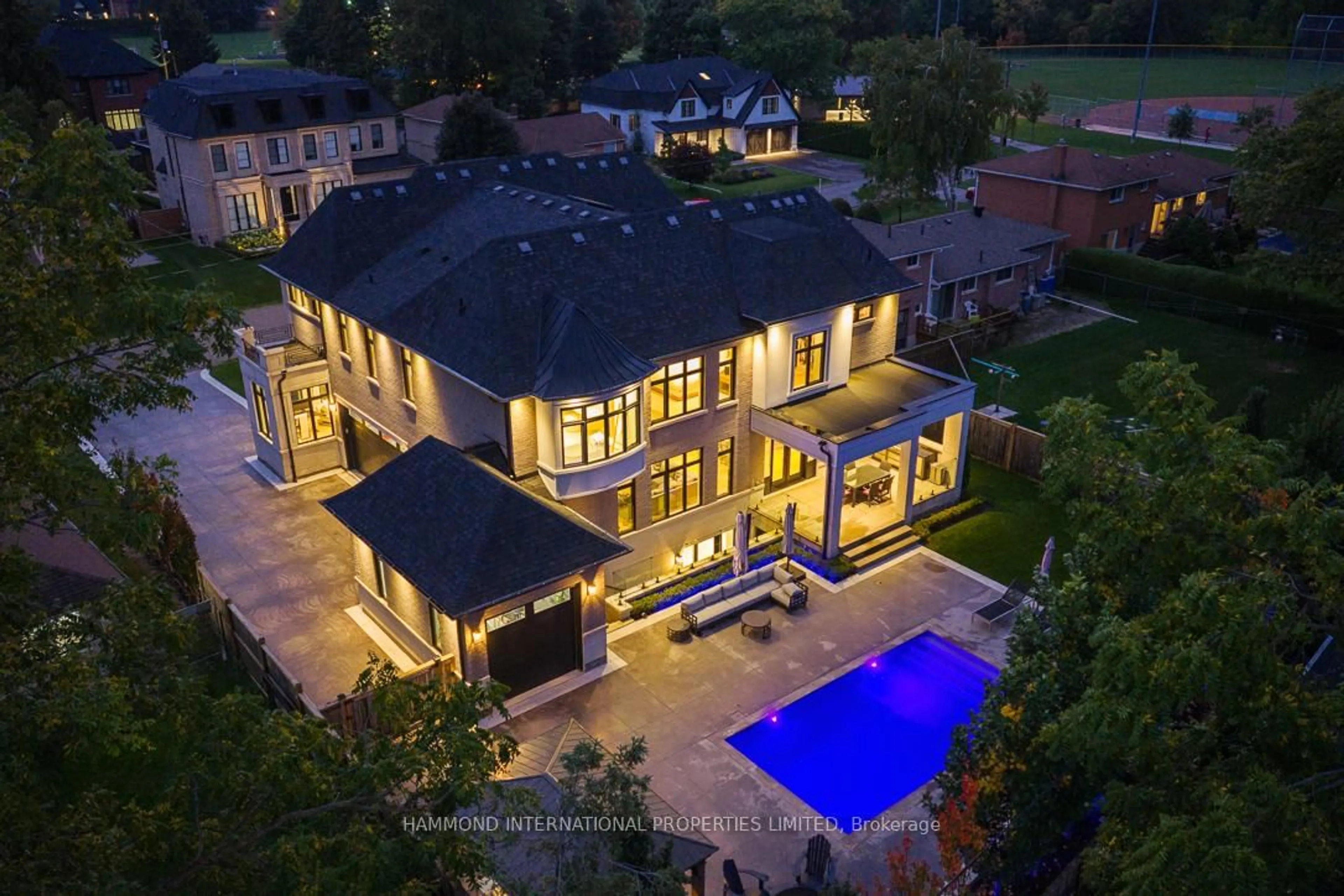 A pic from outside/outdoor area/front of a property/back of a property/a pic from drone, unknown for 108 Hollingsworth Dr, King Ontario L7B 1G4