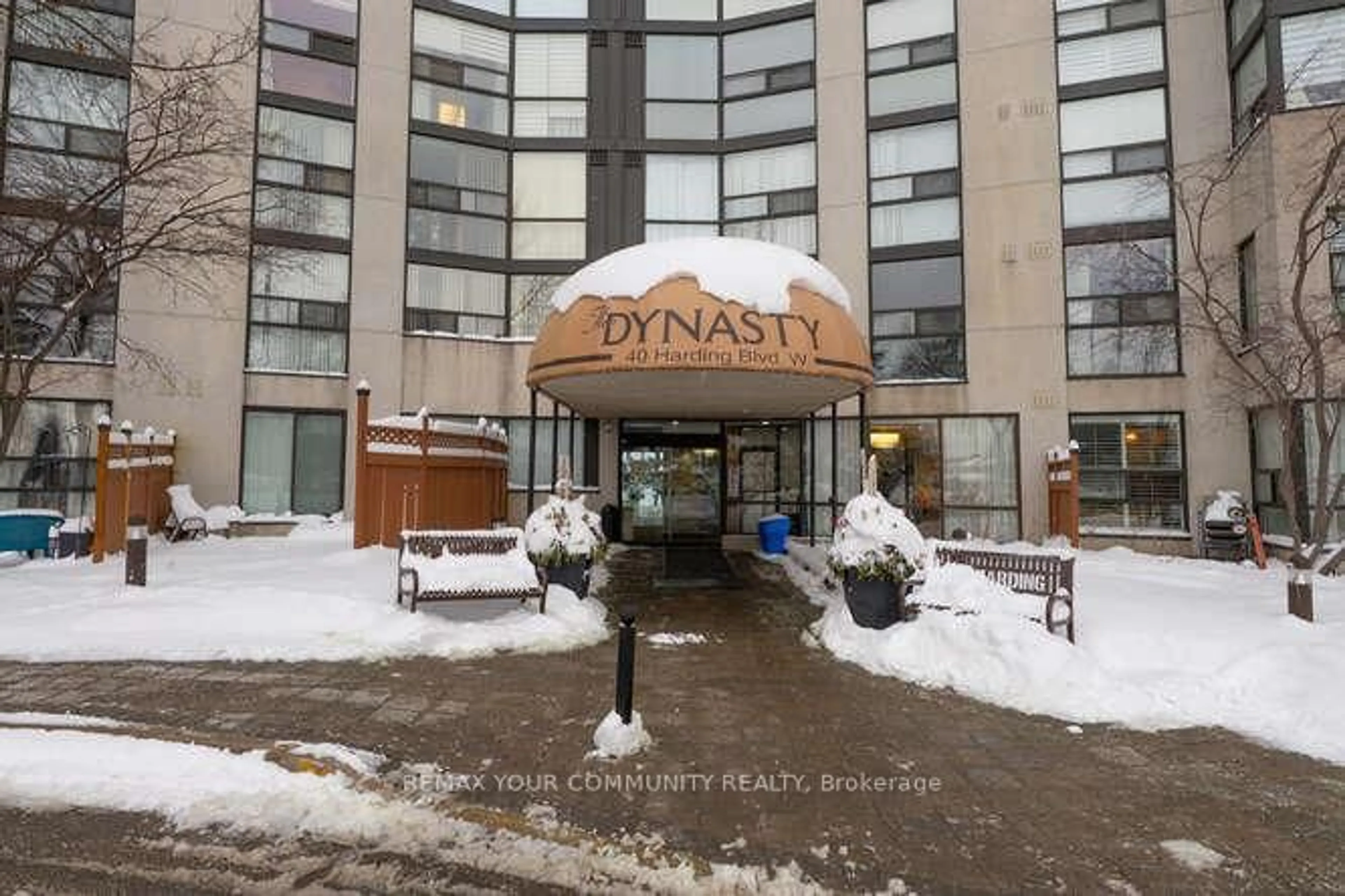 Indoor foyer for 40 Harding Blvd #712, Richmond Hill Ontario L4C 9S5