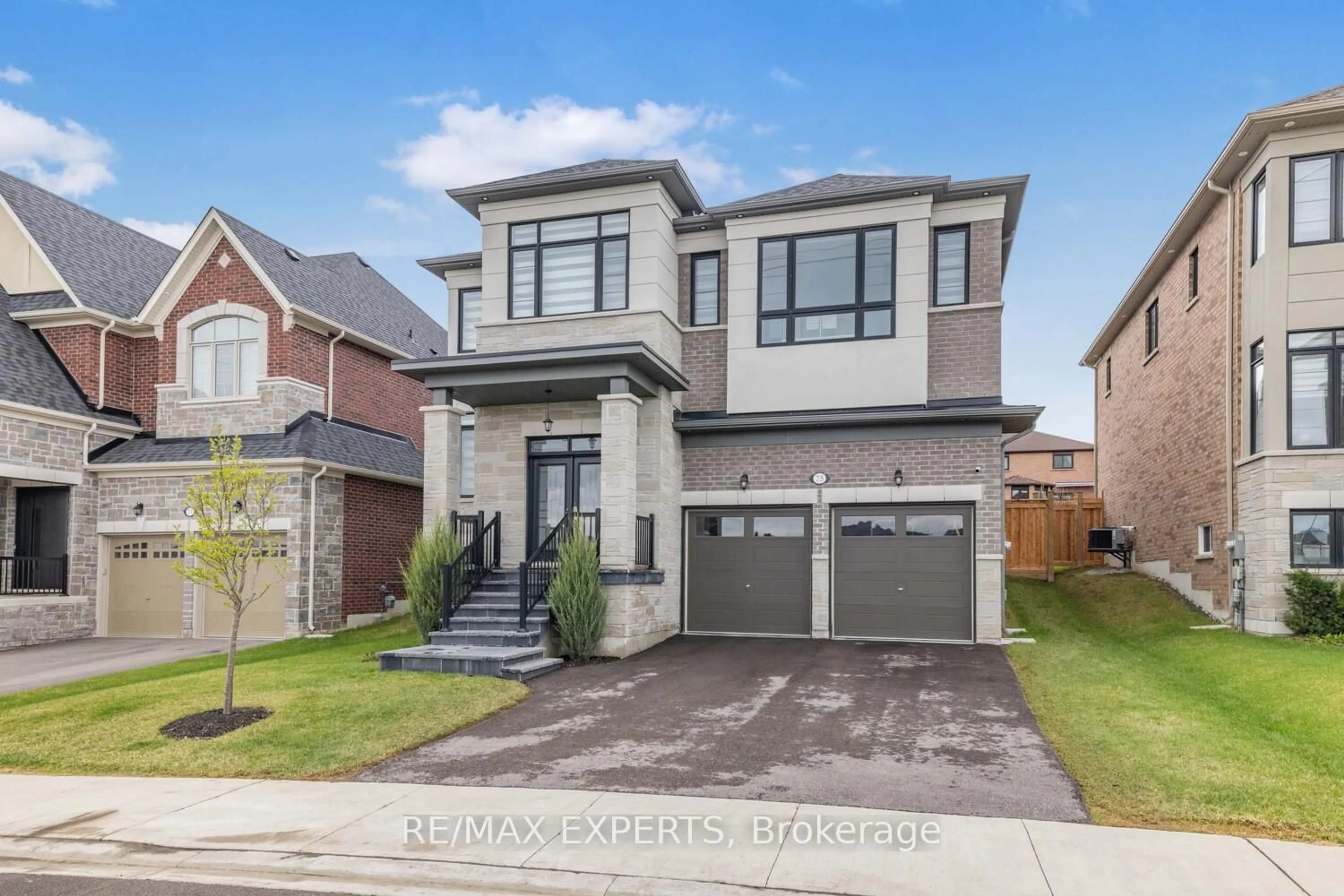 Home with brick exterior material, street for 75 Bethpage Cres, Newmarket Ontario L3X 1B8
