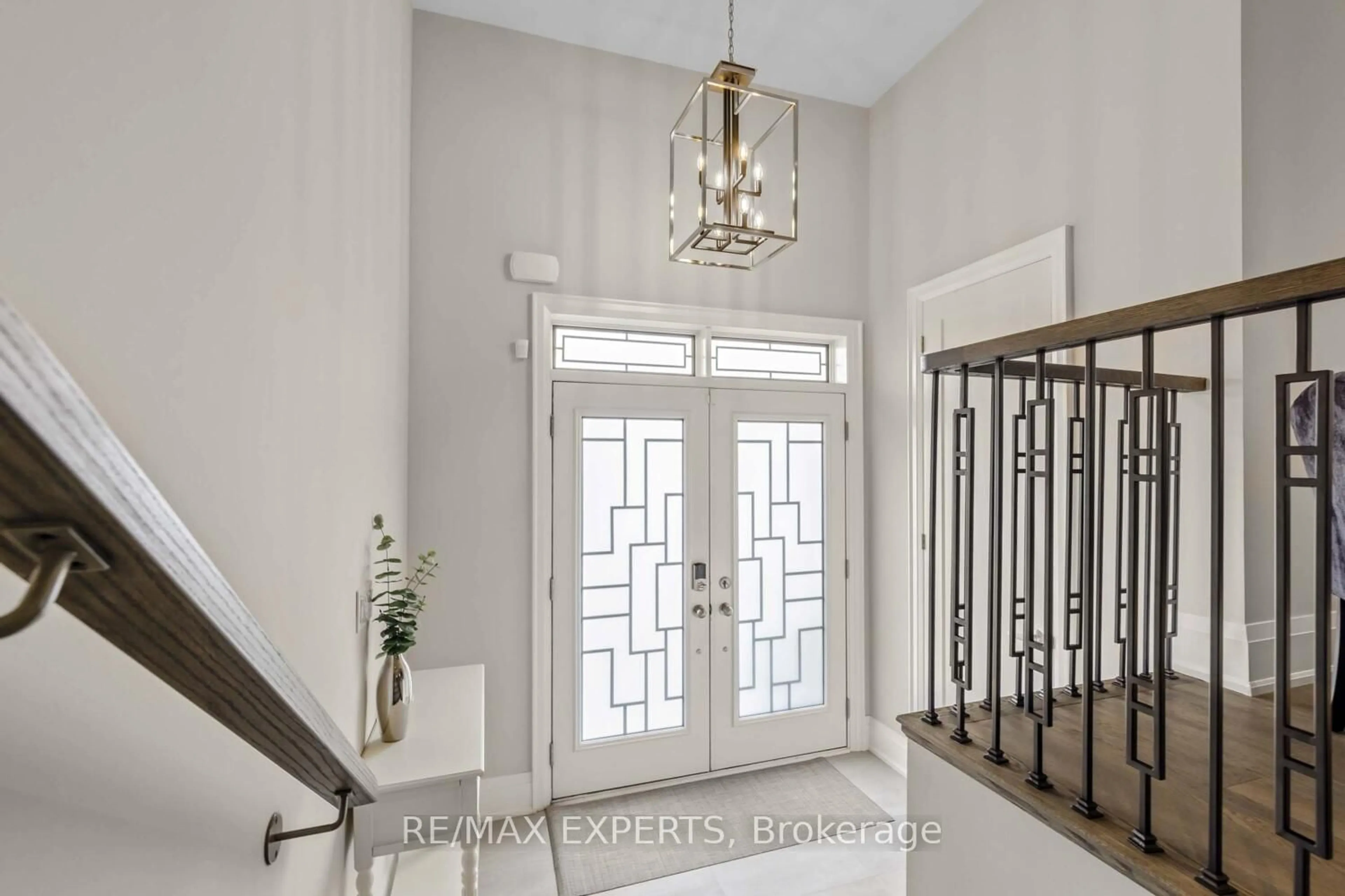Indoor entryway for 75 Bethpage Cres, Newmarket Ontario L3X 1B8