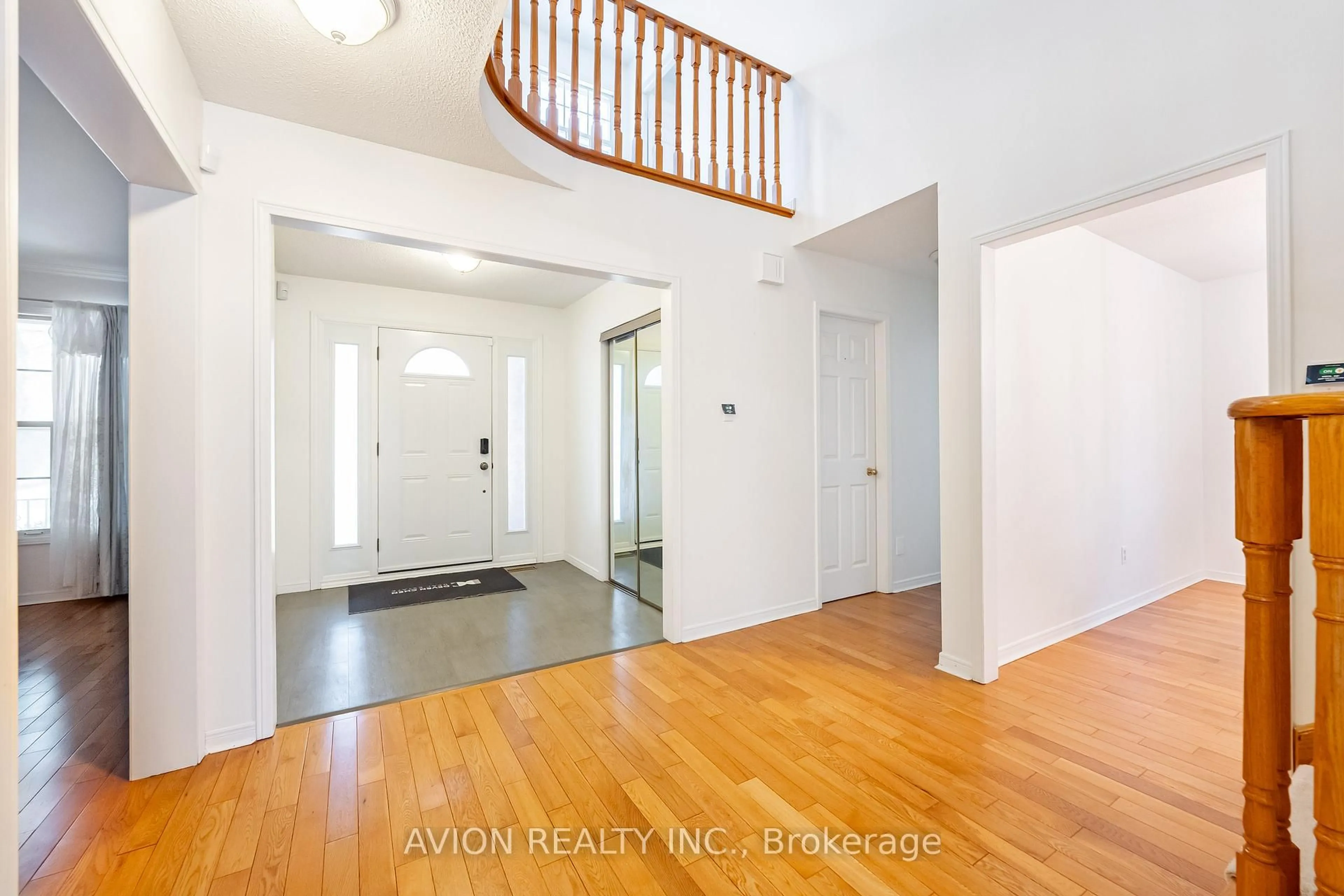 Indoor entryway for 567 Millard St, Whitchurch-Stouffville Ontario L4A 7Z3