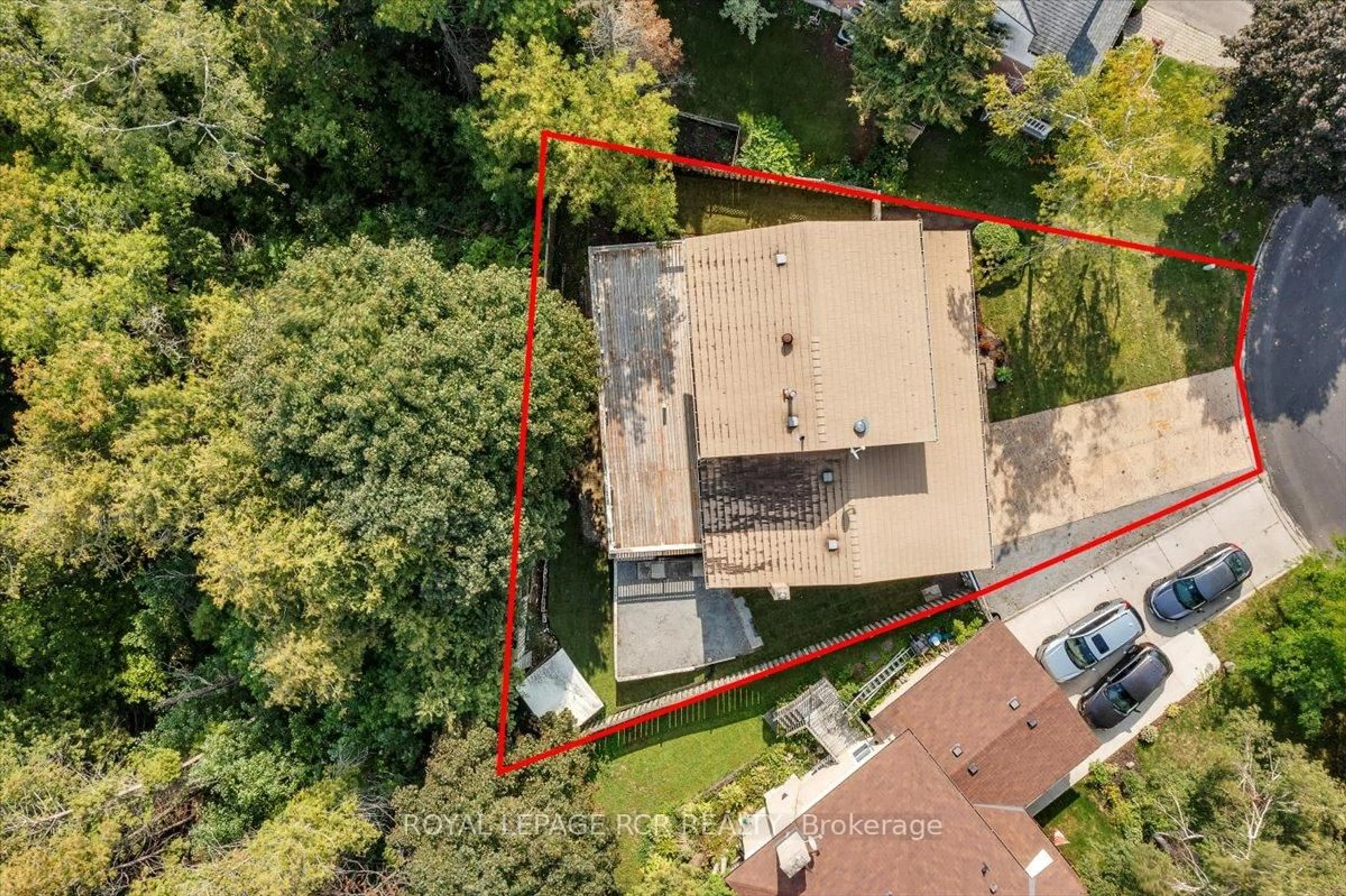 A pic from outside/outdoor area/front of a property/back of a property/a pic from drone, street for 3 Royal Oak Rd, East Gwillimbury Ontario L0G 1M0