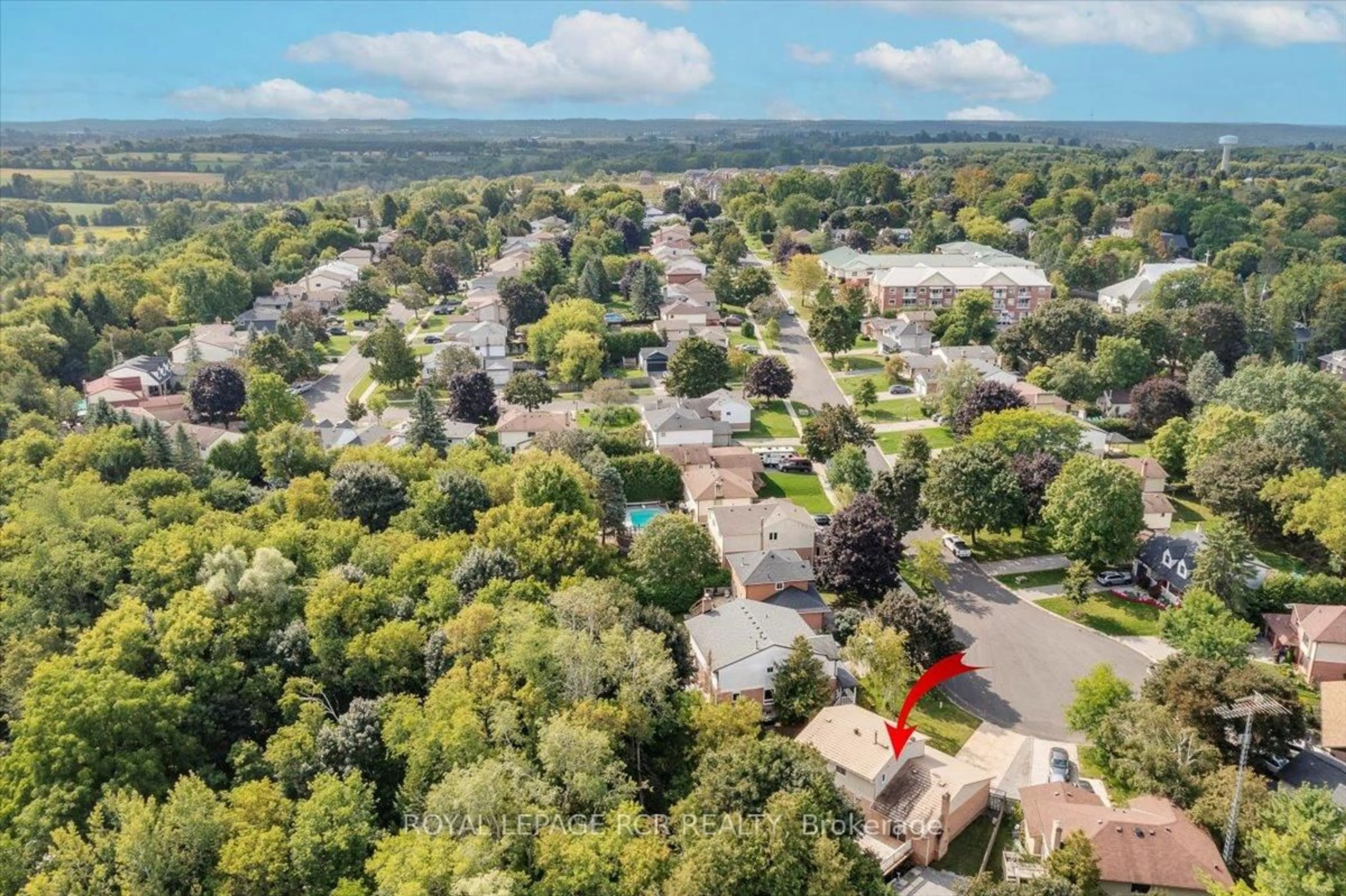 A pic from outside/outdoor area/front of a property/back of a property/a pic from drone, street for 3 Royal Oak Rd, East Gwillimbury Ontario L0G 1M0