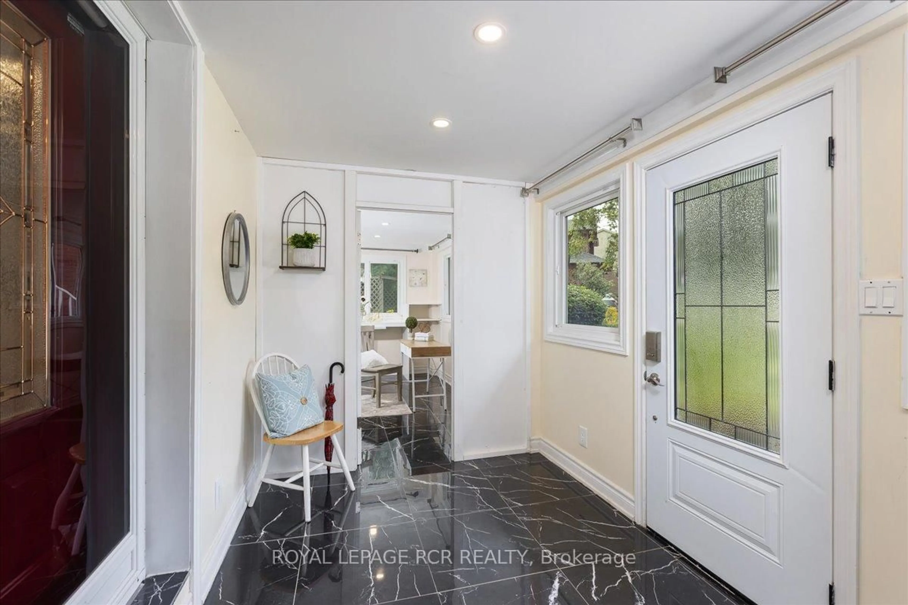 Indoor entryway for 3 Royal Oak Rd, East Gwillimbury Ontario L0G 1M0