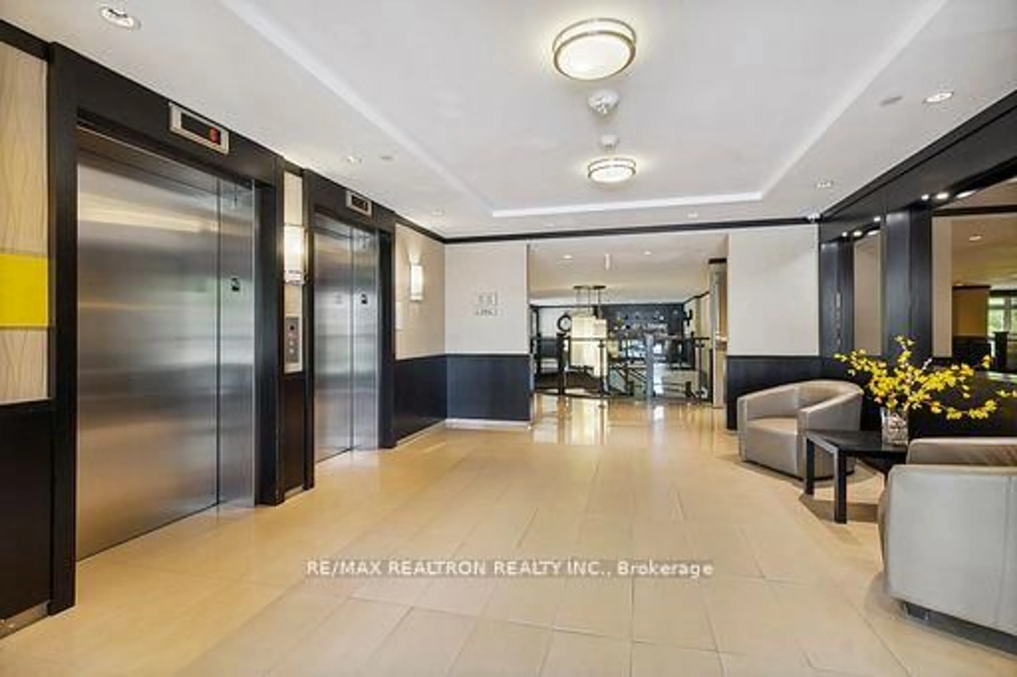 Indoor foyer for 149 Church St #402, King Ontario L0G 1T0