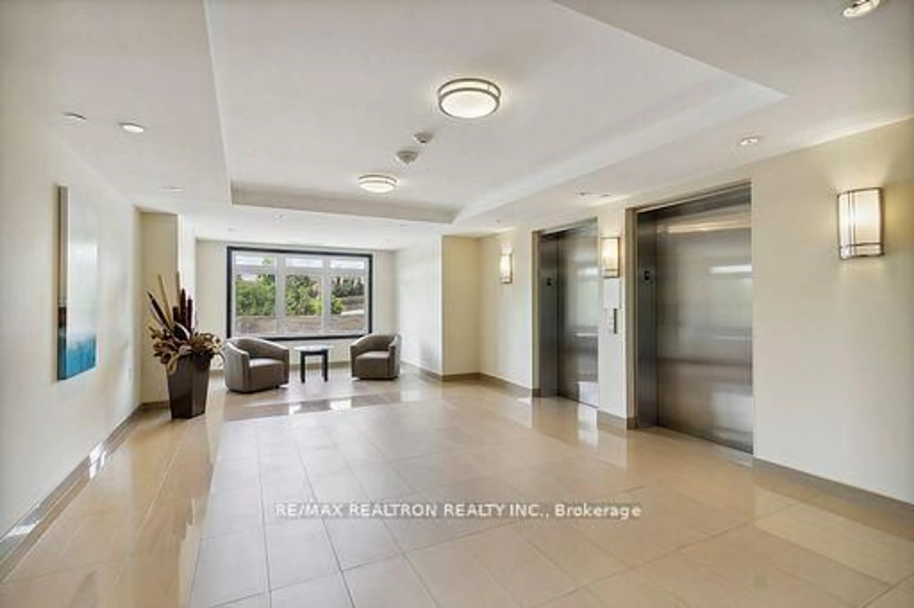 Indoor foyer for 149 Church St #402, King Ontario L0G 1T0