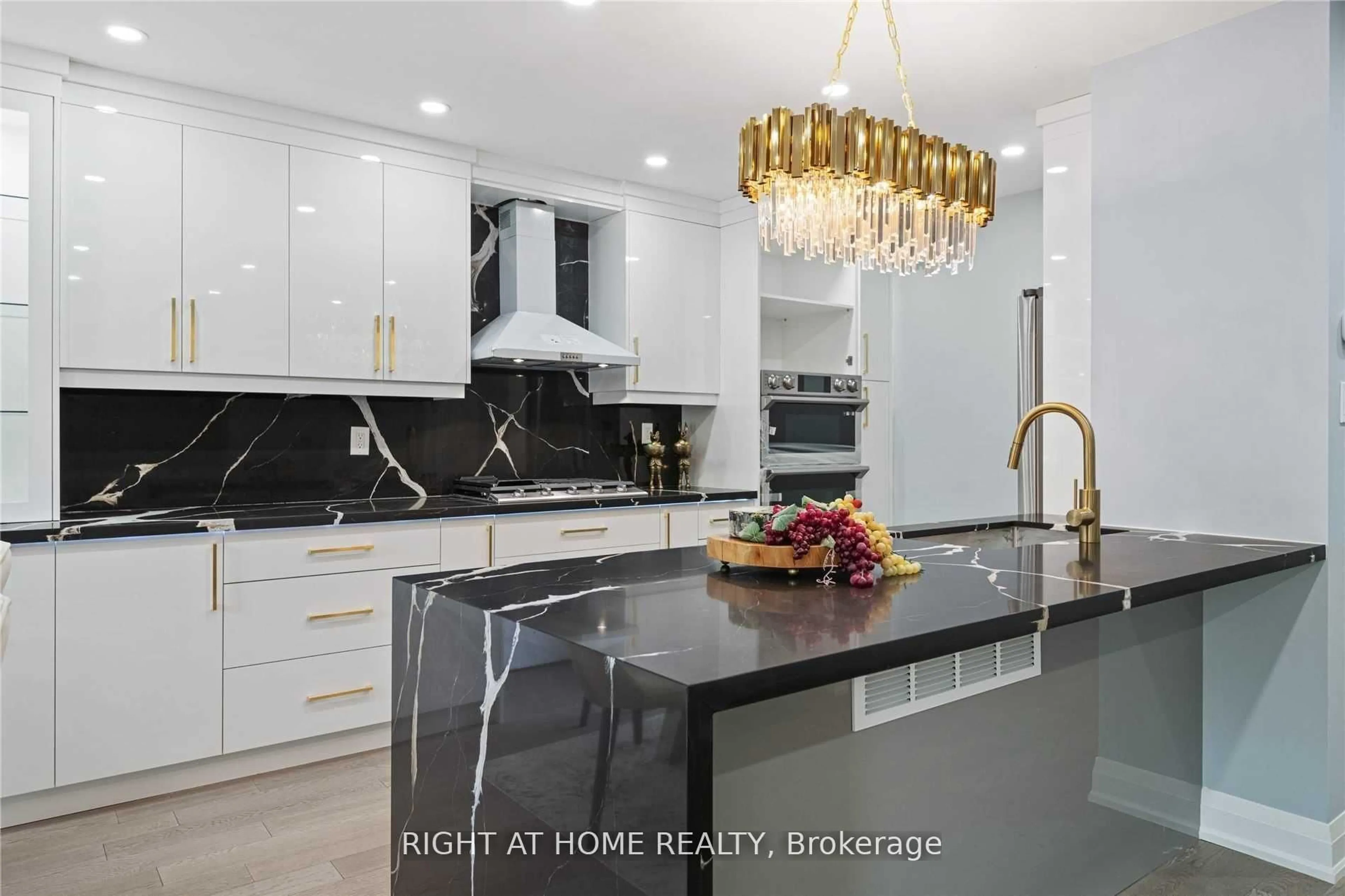 Contemporary kitchen, unknown for 11 Michael Dr, Richmond Hill Ontario L4C 5W6