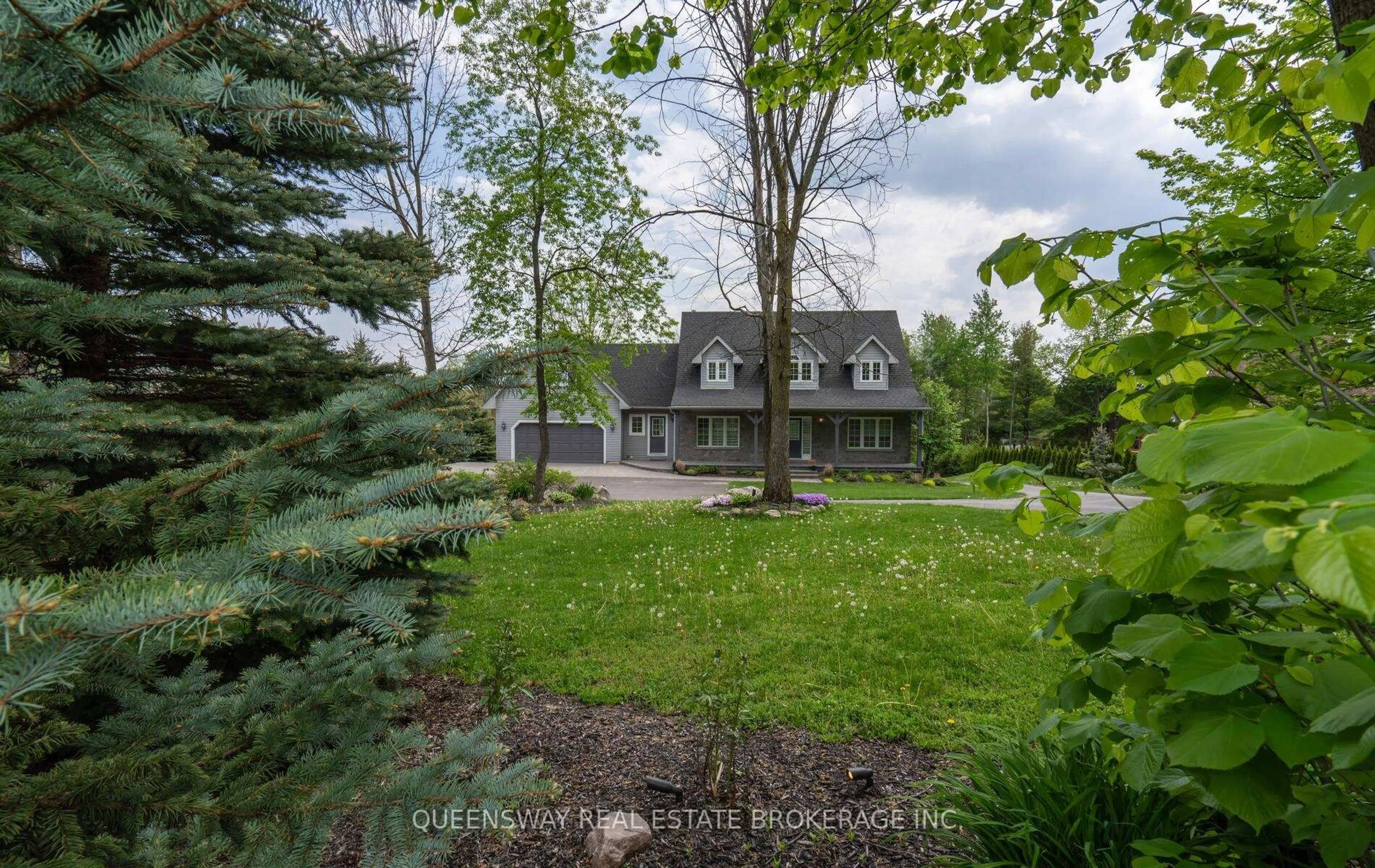A pic from outside/outdoor area/front of a property/back of a property/a pic from drone, street for 1841 Forest Valley Dr, Innisfil Ontario L9S 4A4