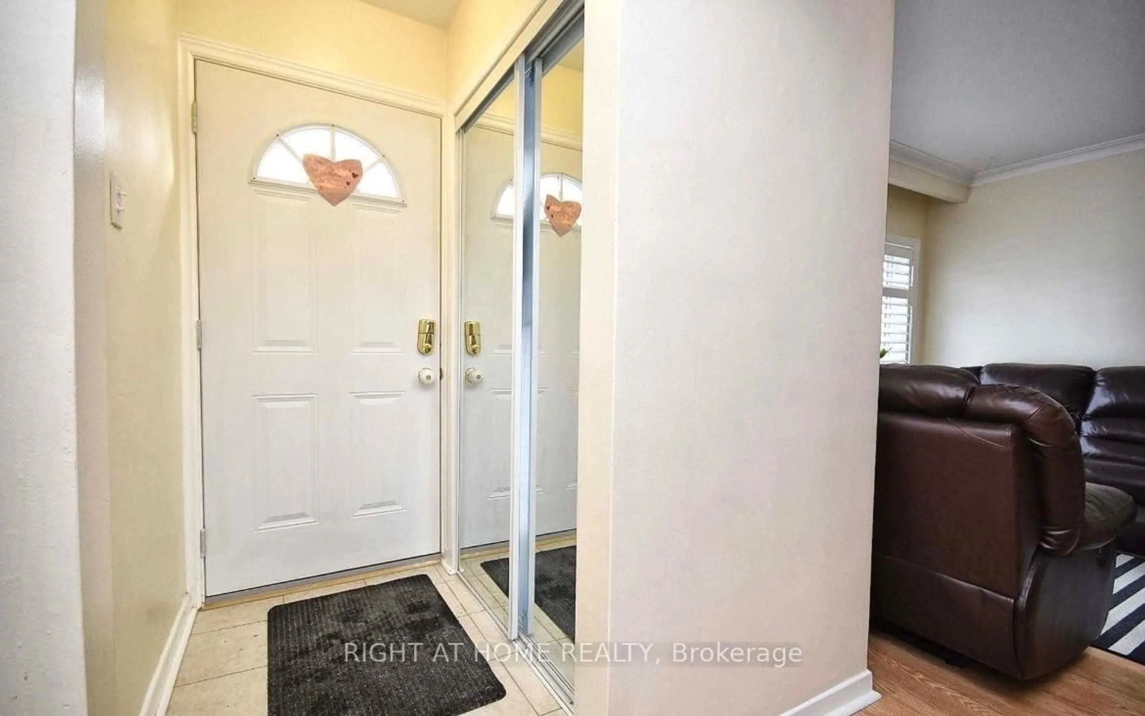 Indoor entryway for 513 Lynett Cres, Richmond Hill Ontario L4C 2V8