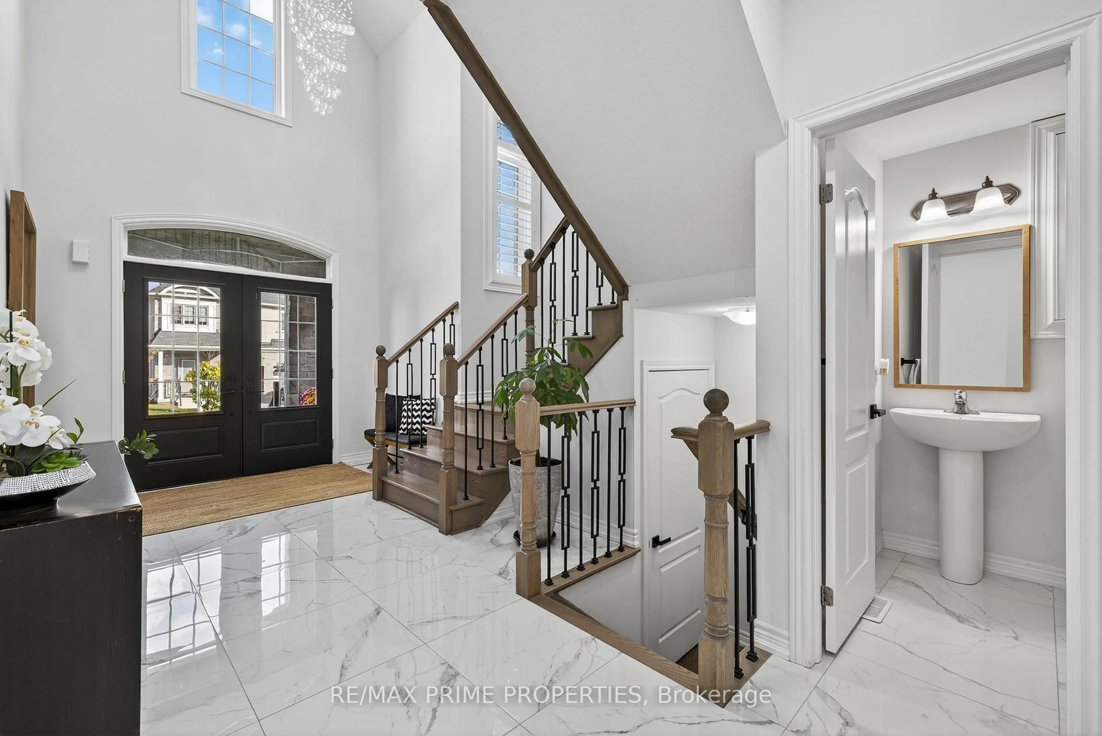 Indoor entryway for 32 Frederick Taylor Way, East Gwillimbury Ontario L0G 1M0