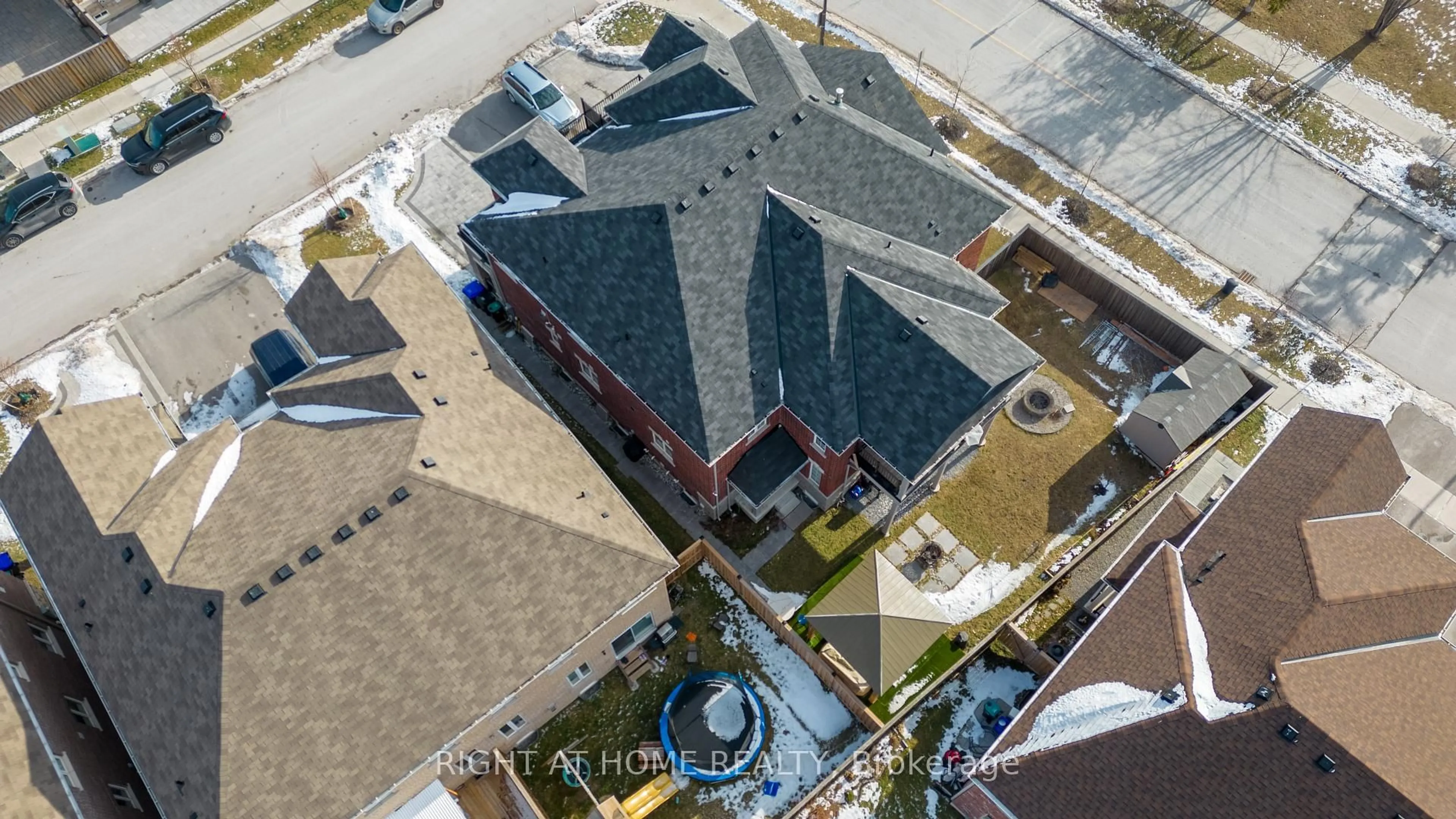 A pic from outside/outdoor area/front of a property/back of a property/a pic from drone, city buildings view from balcony for 126 Blackwell Cres, Bradford West Gwillimbury Ontario L3Z 4L3