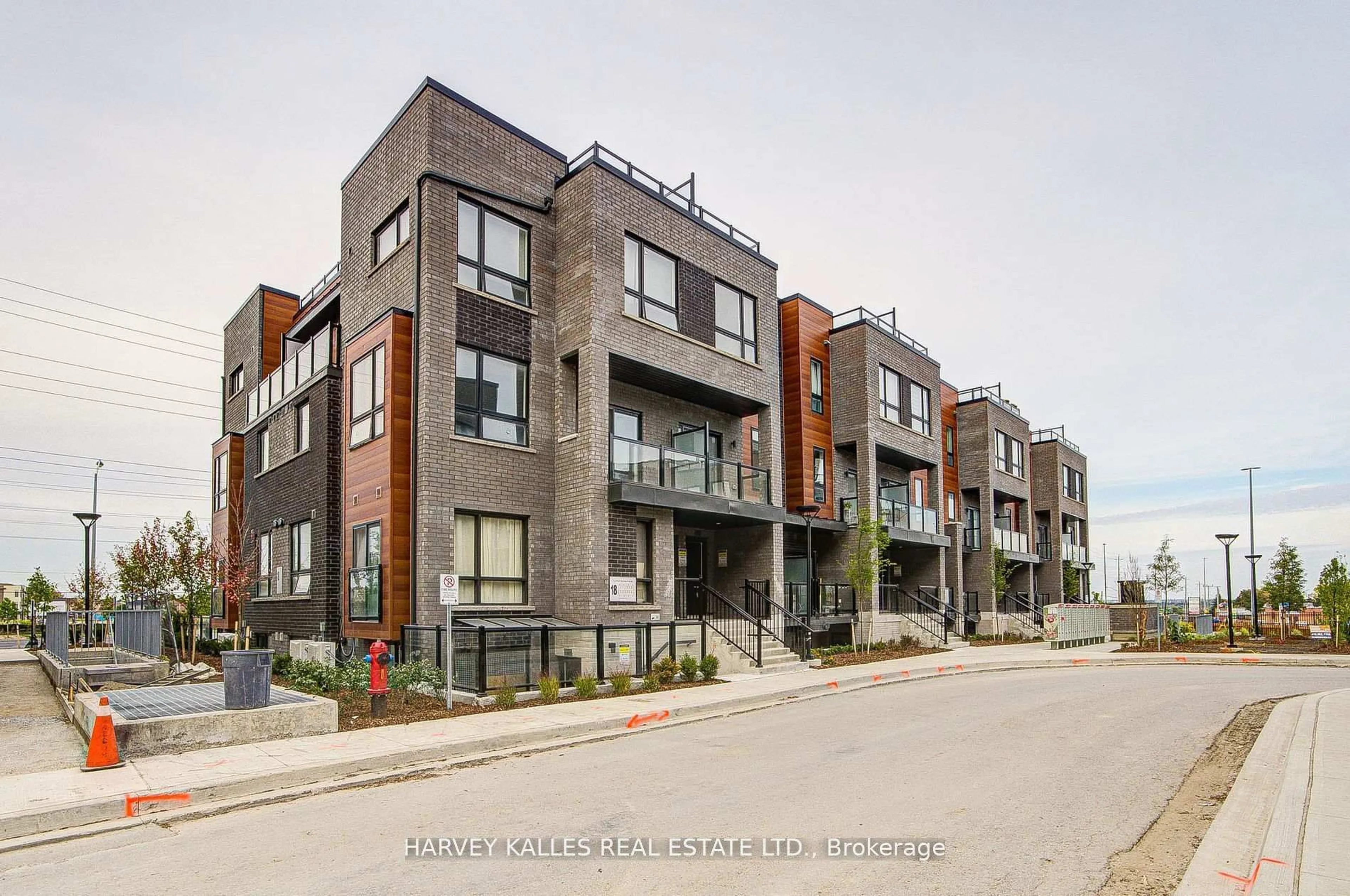 Unknown for 18 Lytham Green Circ #28, Newmarket Ontario L3Y 0H4